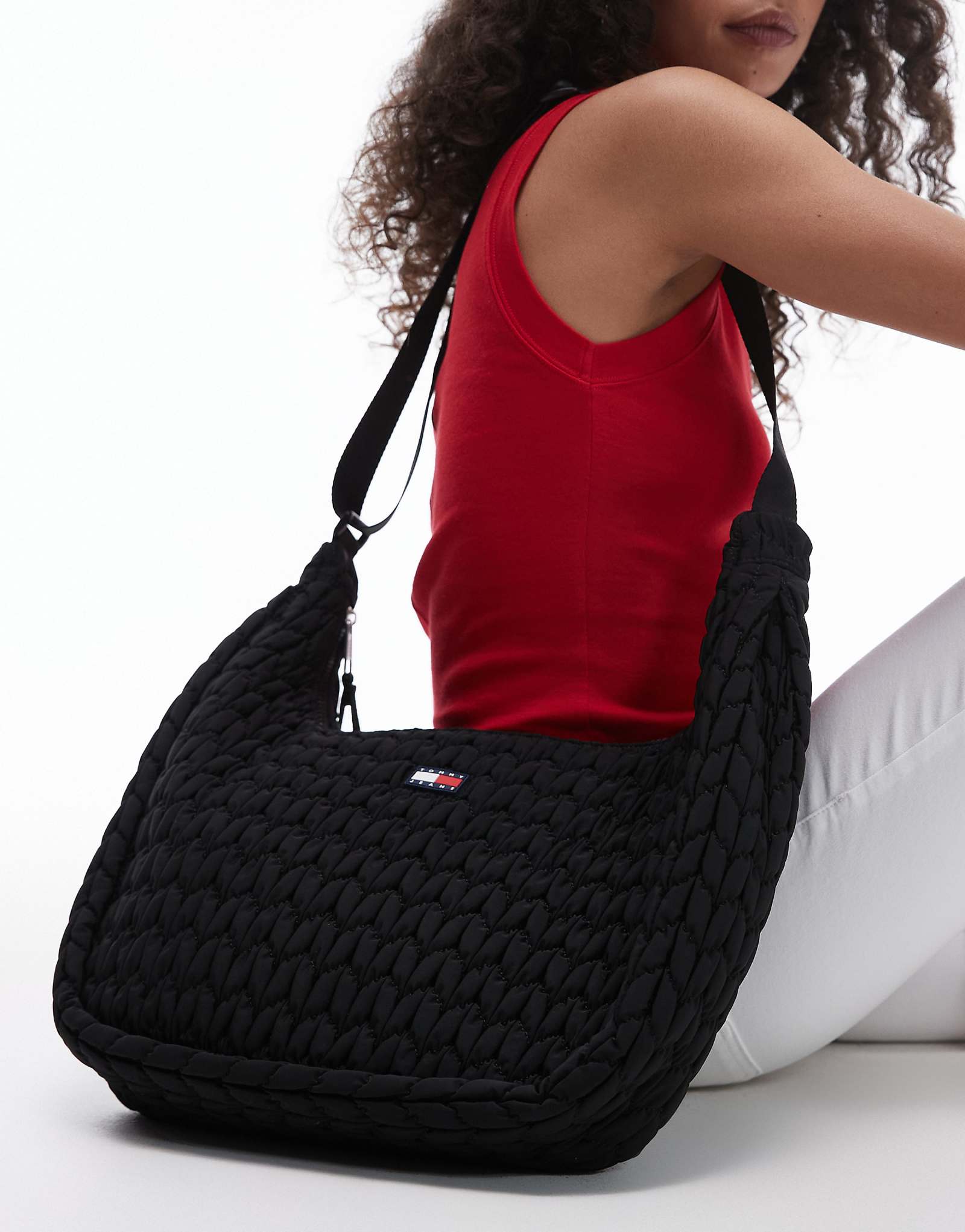 Большая стеганая сумка для тела Tommy Jeans черного цвета 29790₽