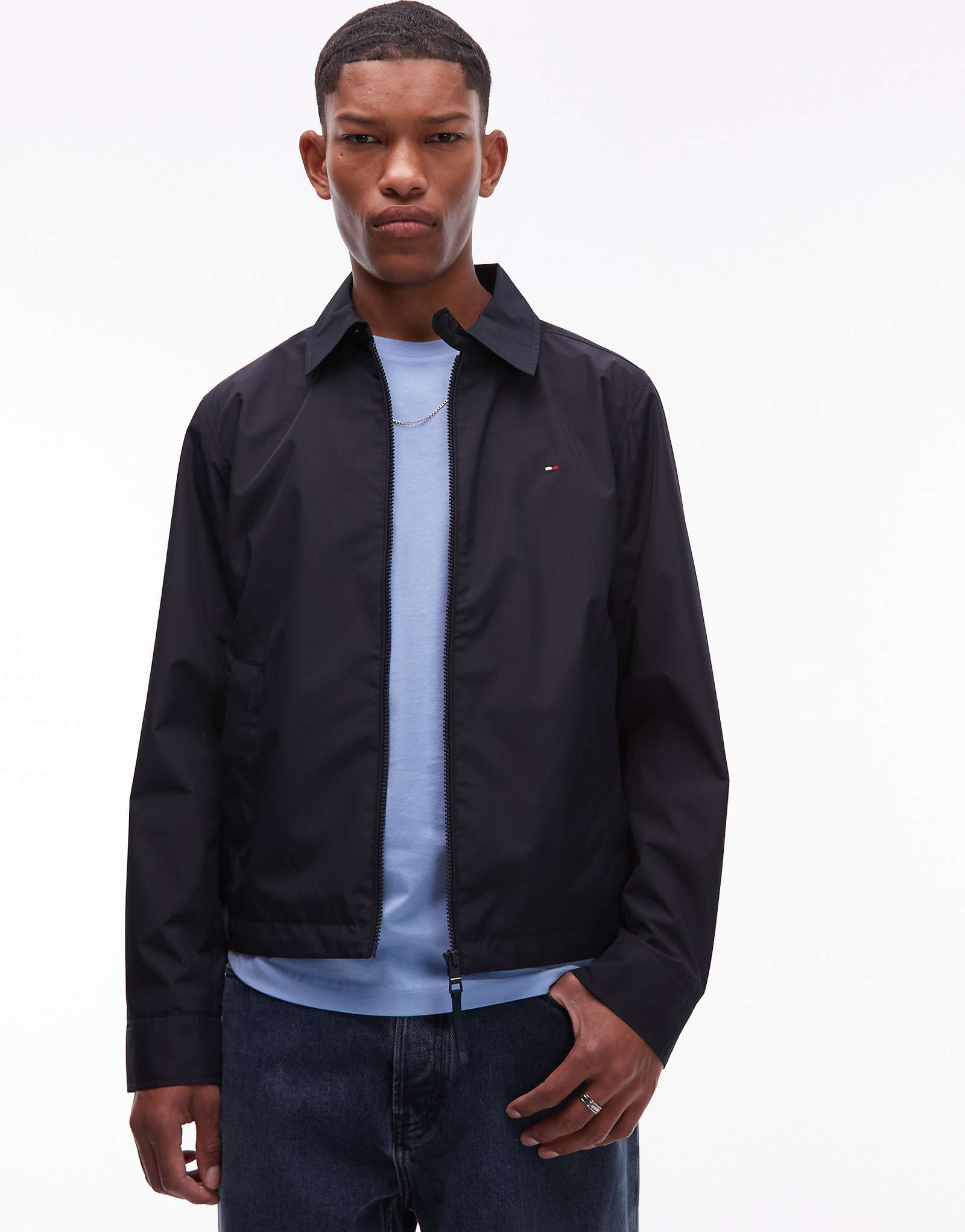 Темно-синяя куртка на молнии от Tommy Hilfiger 53890₽