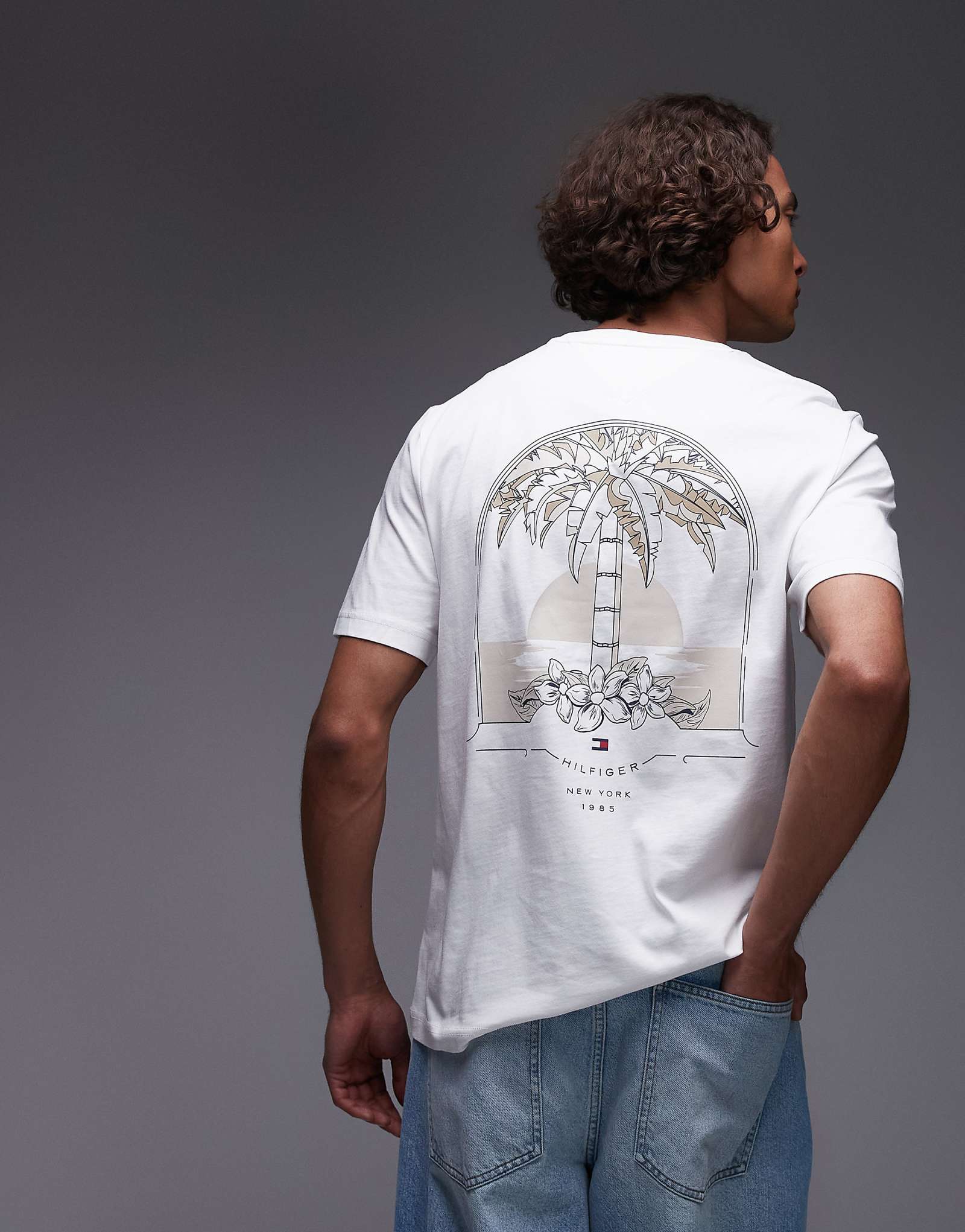 Футболка с логотипом Tommy Hilfiger на левой стороне груди белого цвета 16490₽