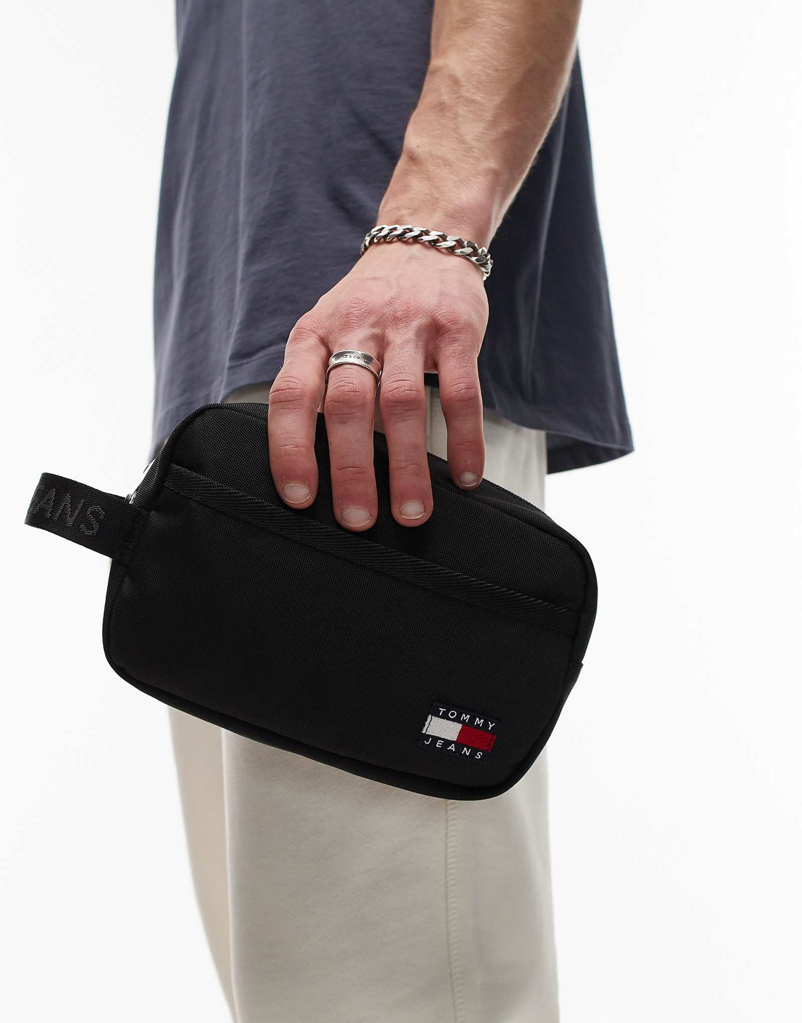 Сумка для ежедневных туалетных принадлежностей Tommy Jeans essential черного цвета 13490₽