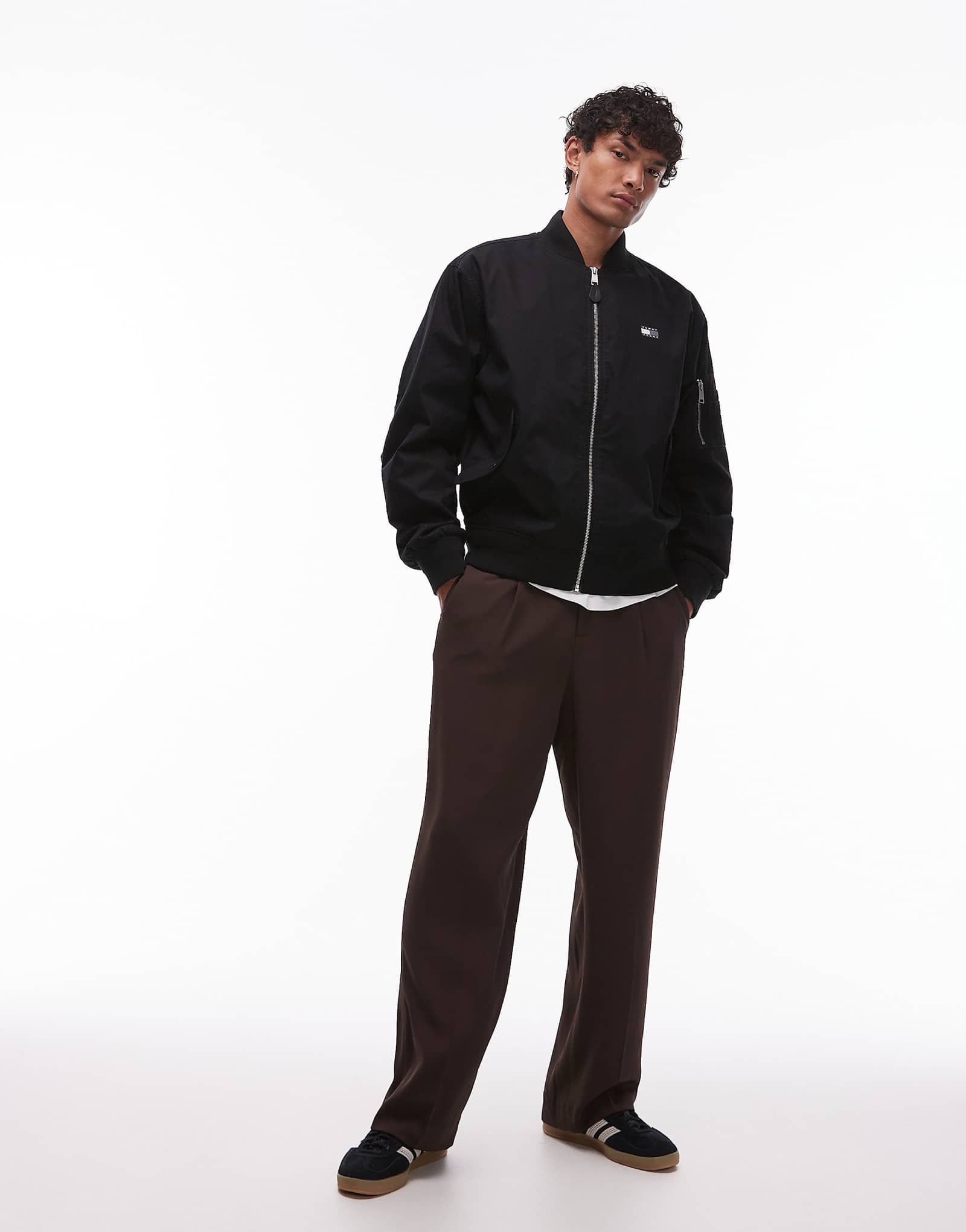 Хлопчатобумажная куртка-бомбер Tommy Jeans черного цвета 38790₽