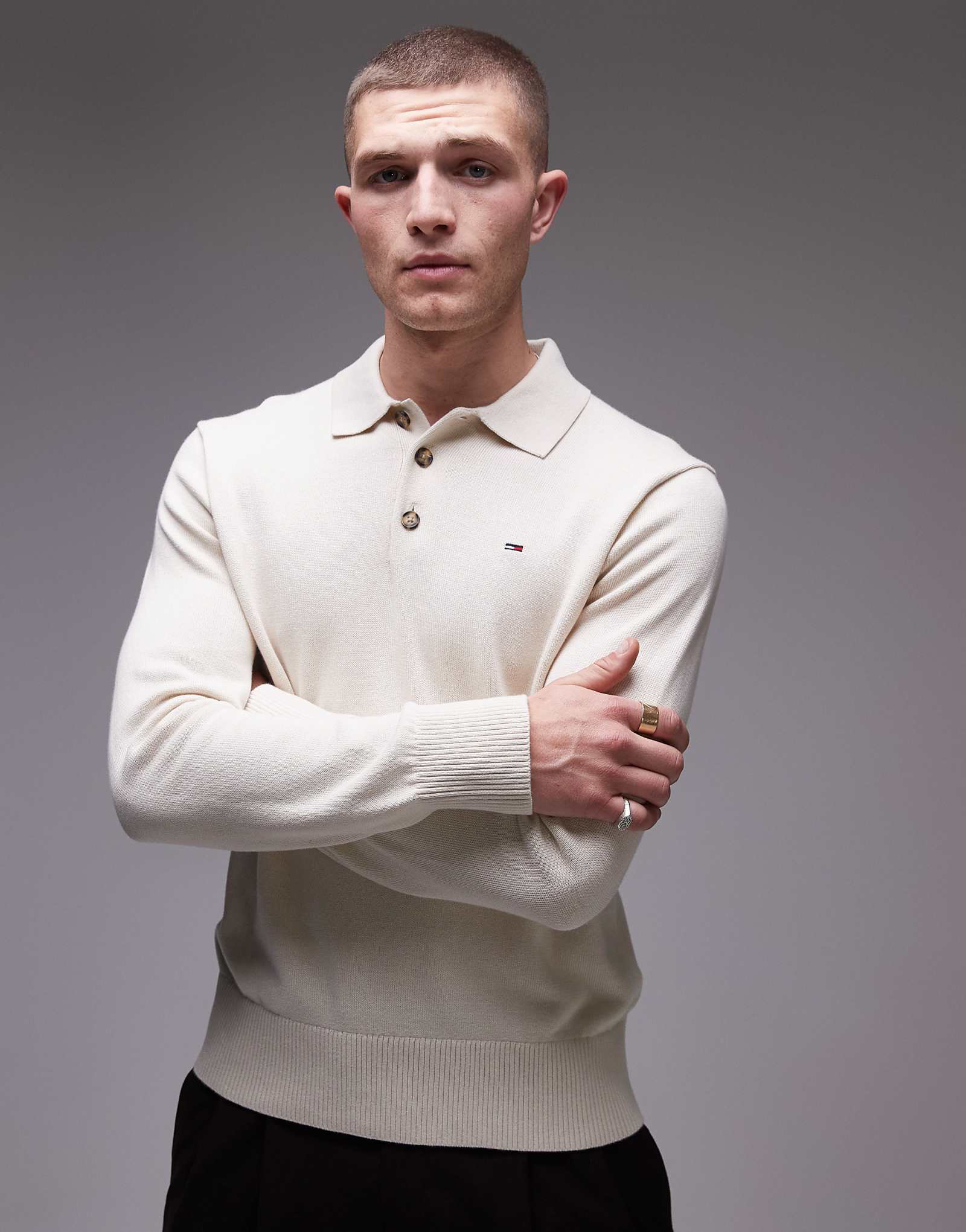 Незаменимый свитер-поло Tommy Jeans бежевого цвета 20790₽