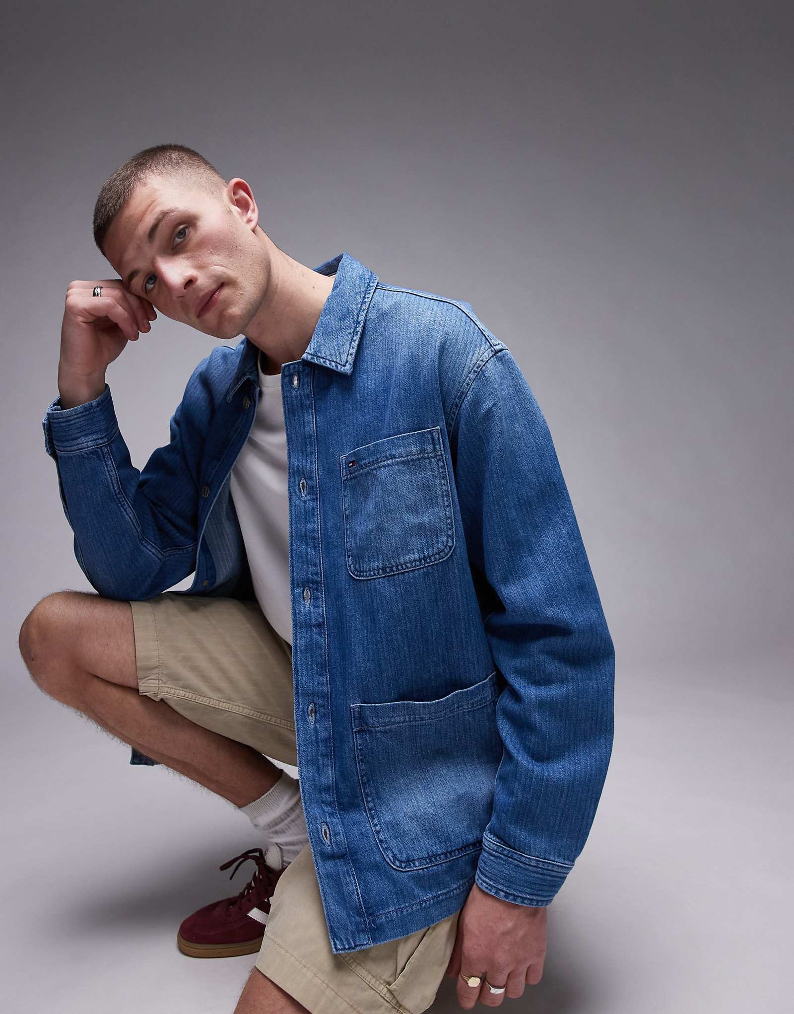 Джинсовая повседневная куртка Tommy Jeans темно-синего цвета 32690₽