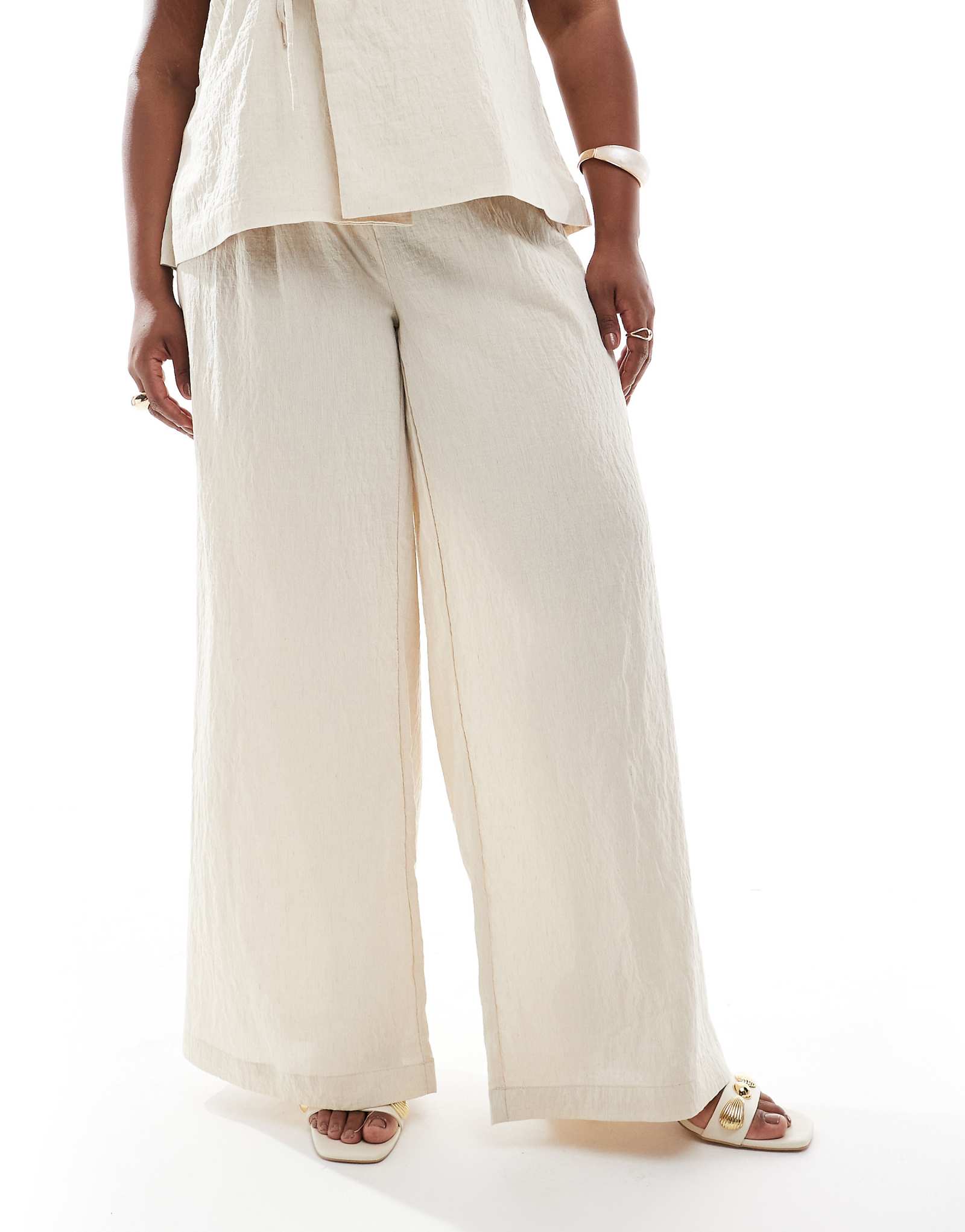 Широкие брюки Vero Moda с округлой складкой спереди кремового цвета - часть комплекта 7690₽