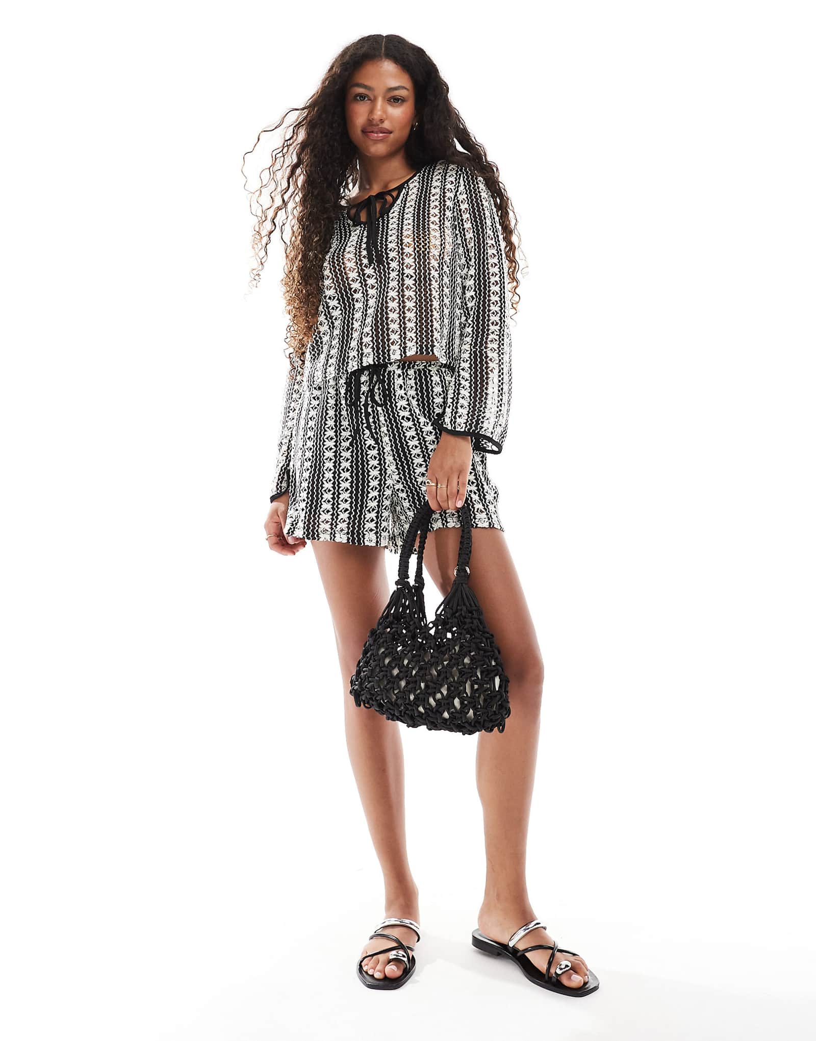 Кружевные шорты Vero Moda, связанные крючком в однотонную полоску - часть комплекта