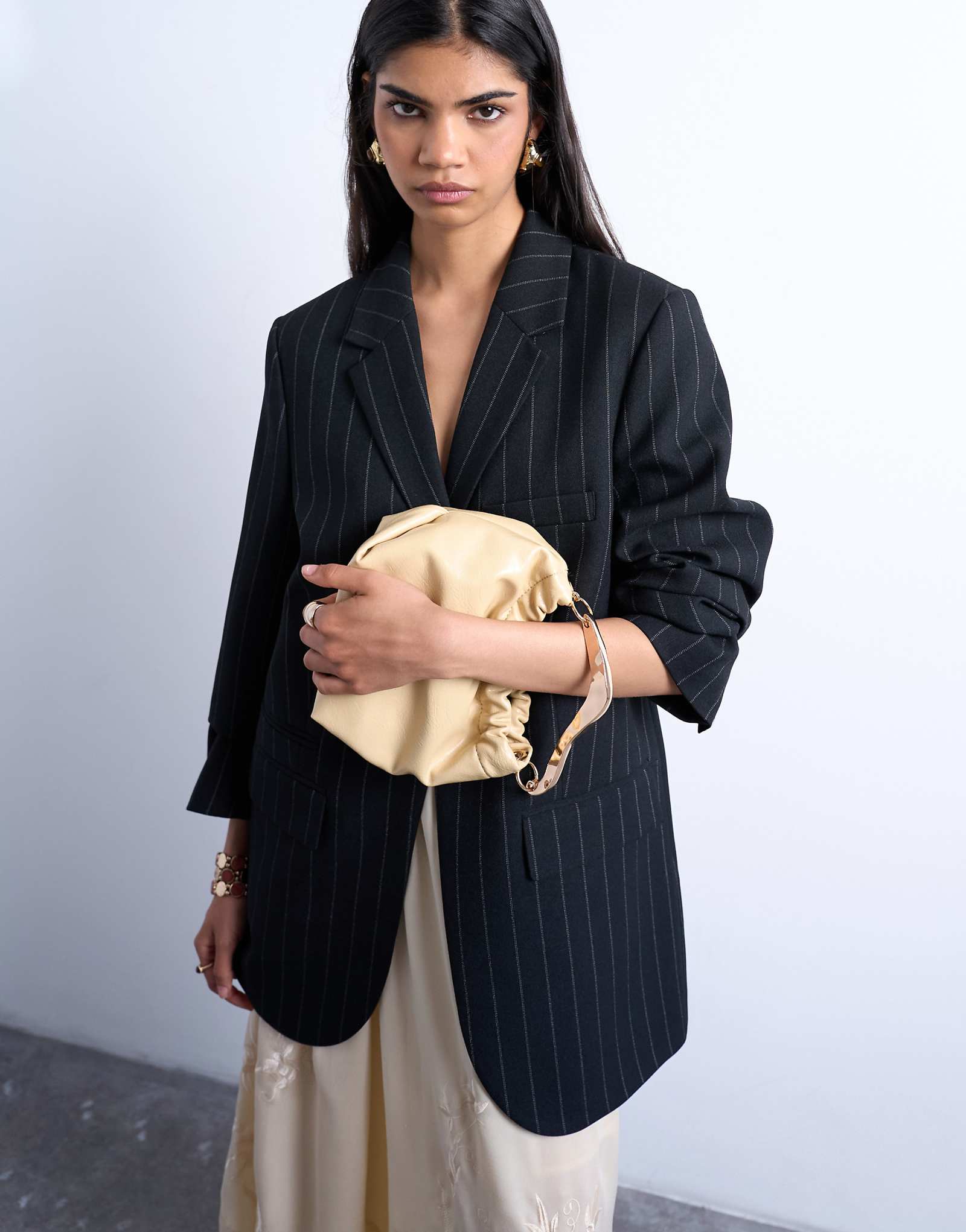 Сумочка с металлической отделкой на ручке от Topshop Gabriette цвета сливочного масла 6790₽