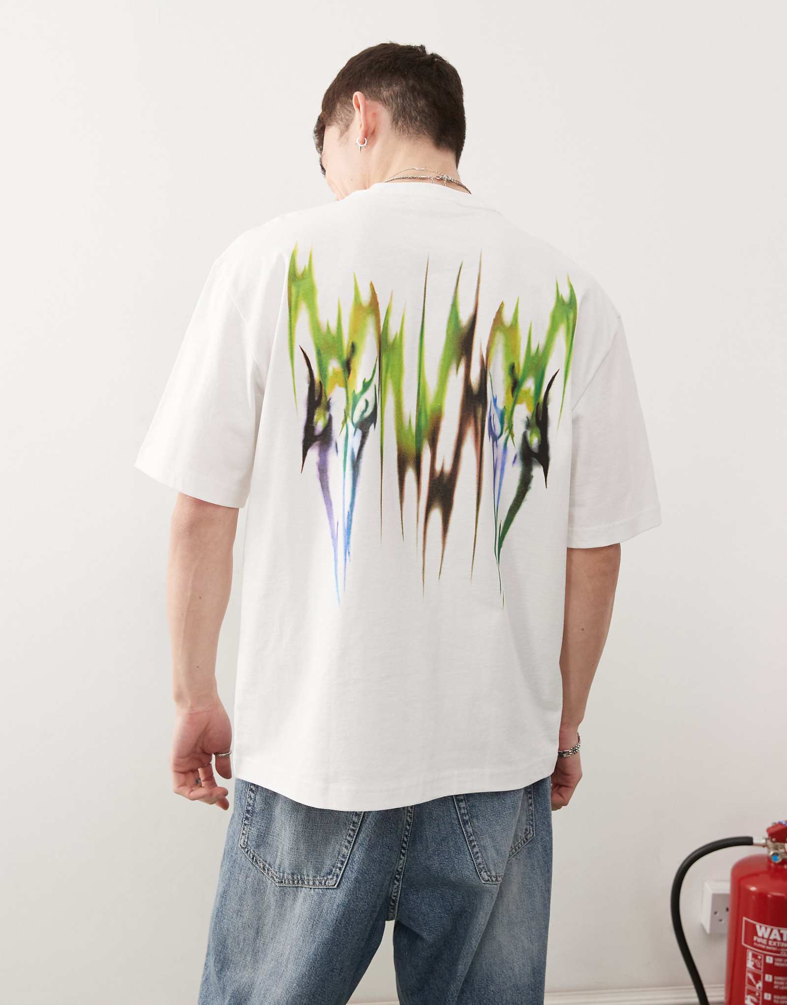 Футболка свободного кроя с принтом белого цвета Weekday 8590₽