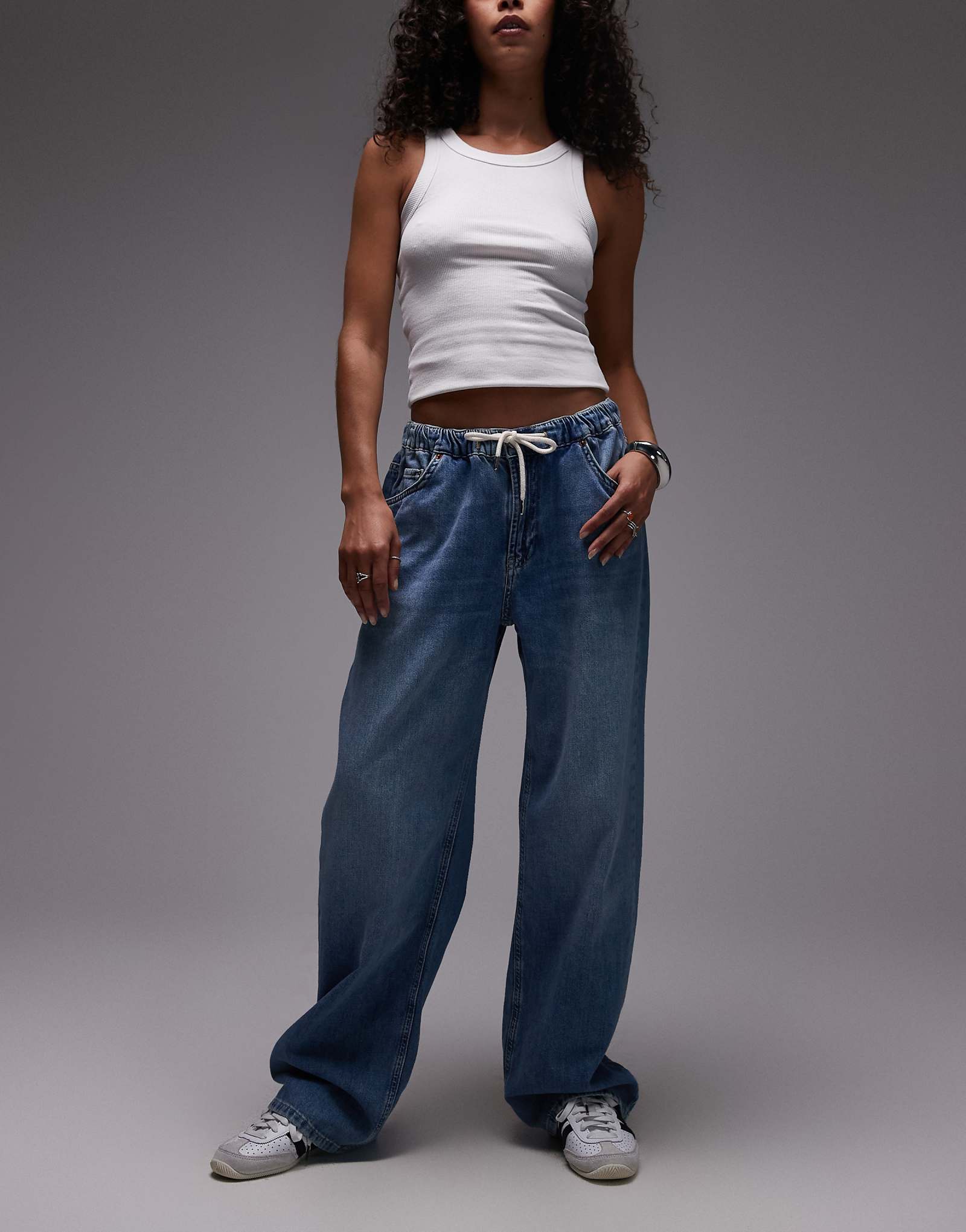 Легкие спортивные джинсы Topshop denim темно-синего цвета 16290₽