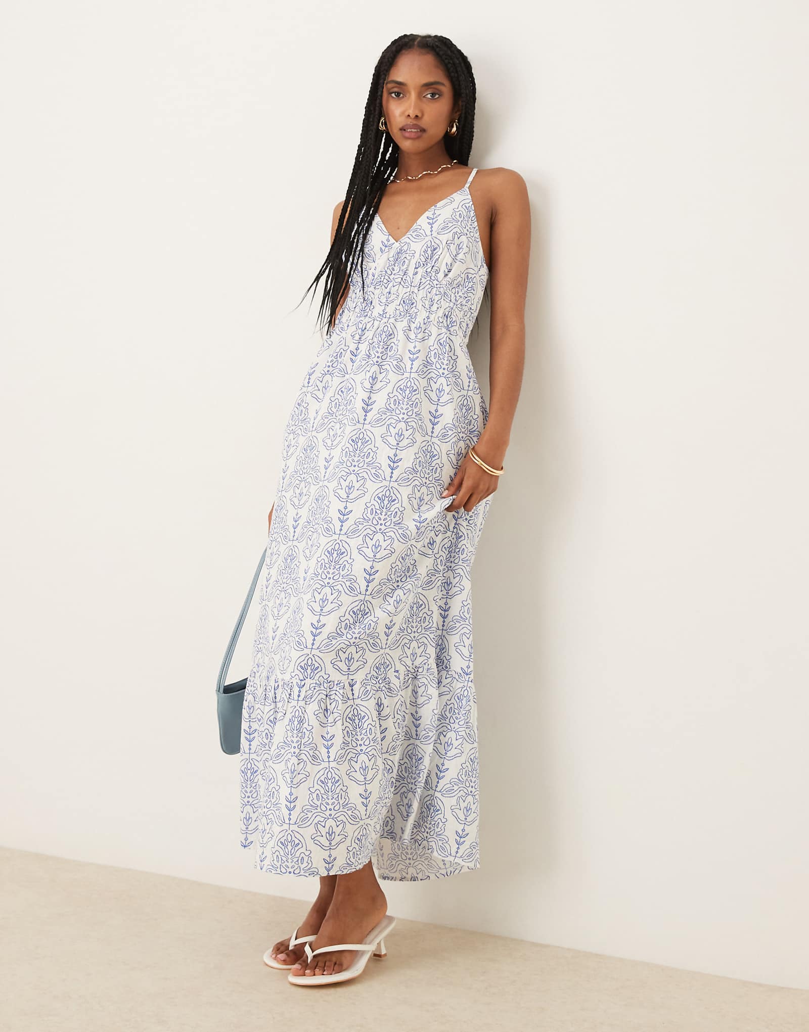 Макси-платье на бретелях YAS с перекрещивающейся спинкой в сине-белую клетку 10390₽