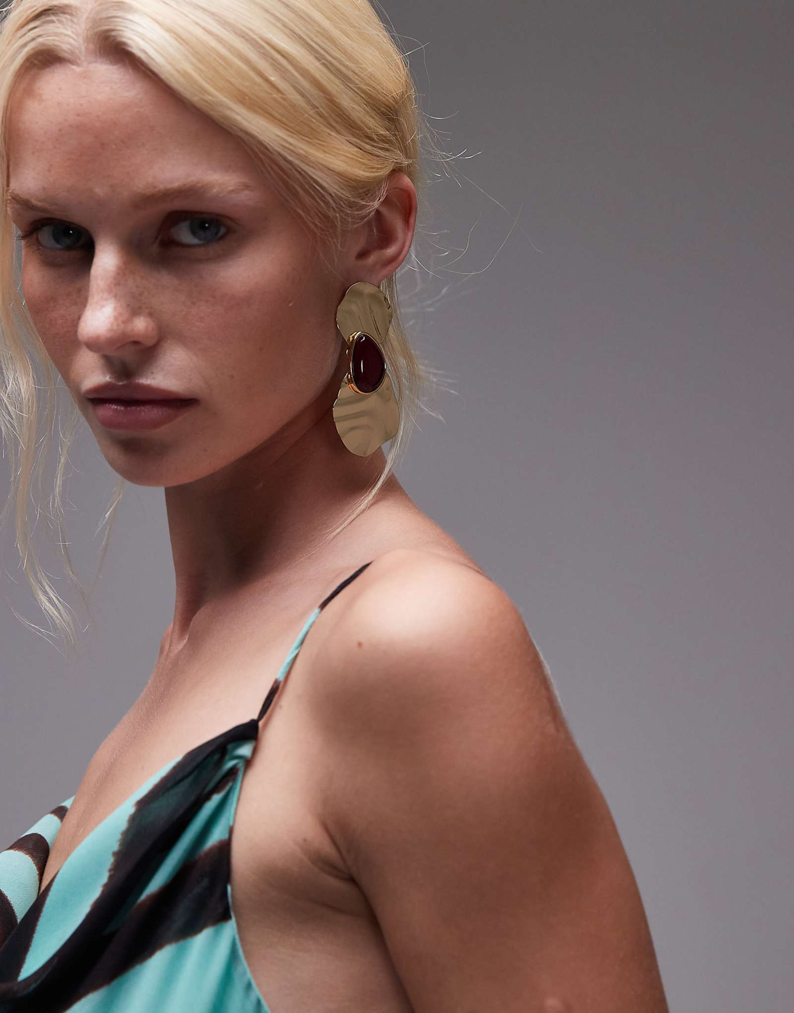 Эффектные серьги Topshop Bailey с бордовым камнем золотого оттенка 5690₽