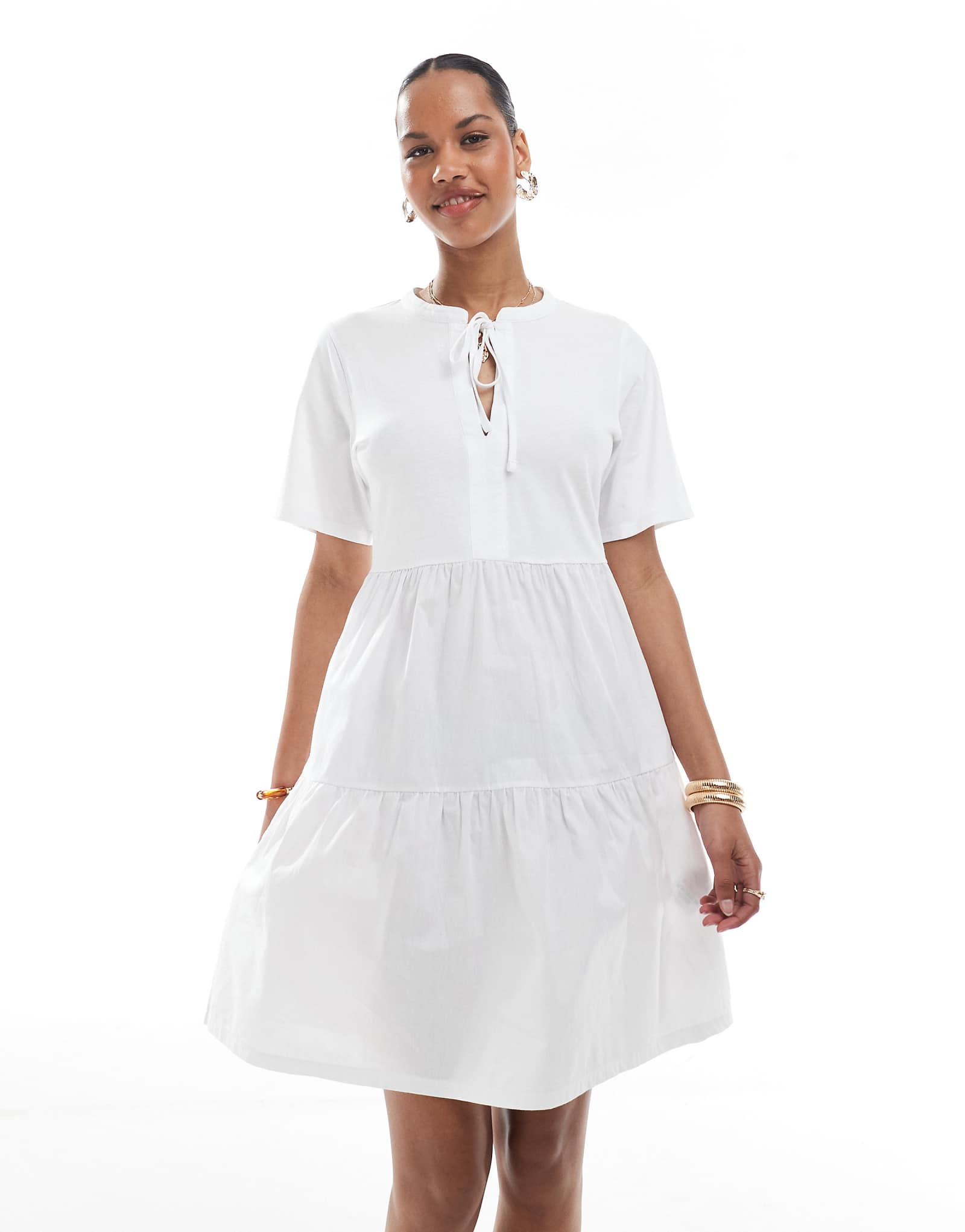 Поношенное хлопчатобумажное мини-платье с коротким рукавом и замочной скважиной белого цвета выполненное в несколько слоев 4990₽