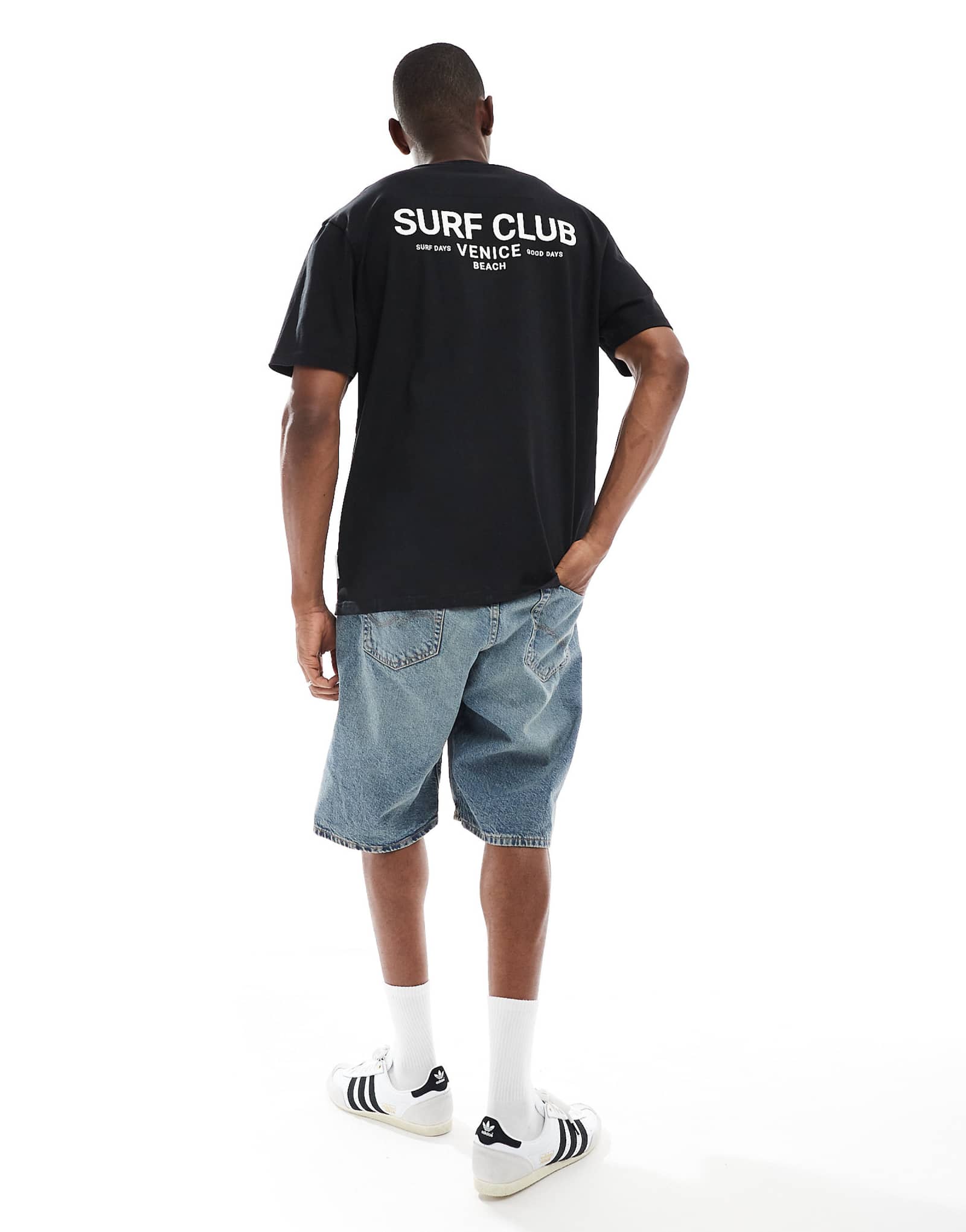 Поношенная хлопковая футболка с круглым вырезом и принтом surf на спине черного цвета