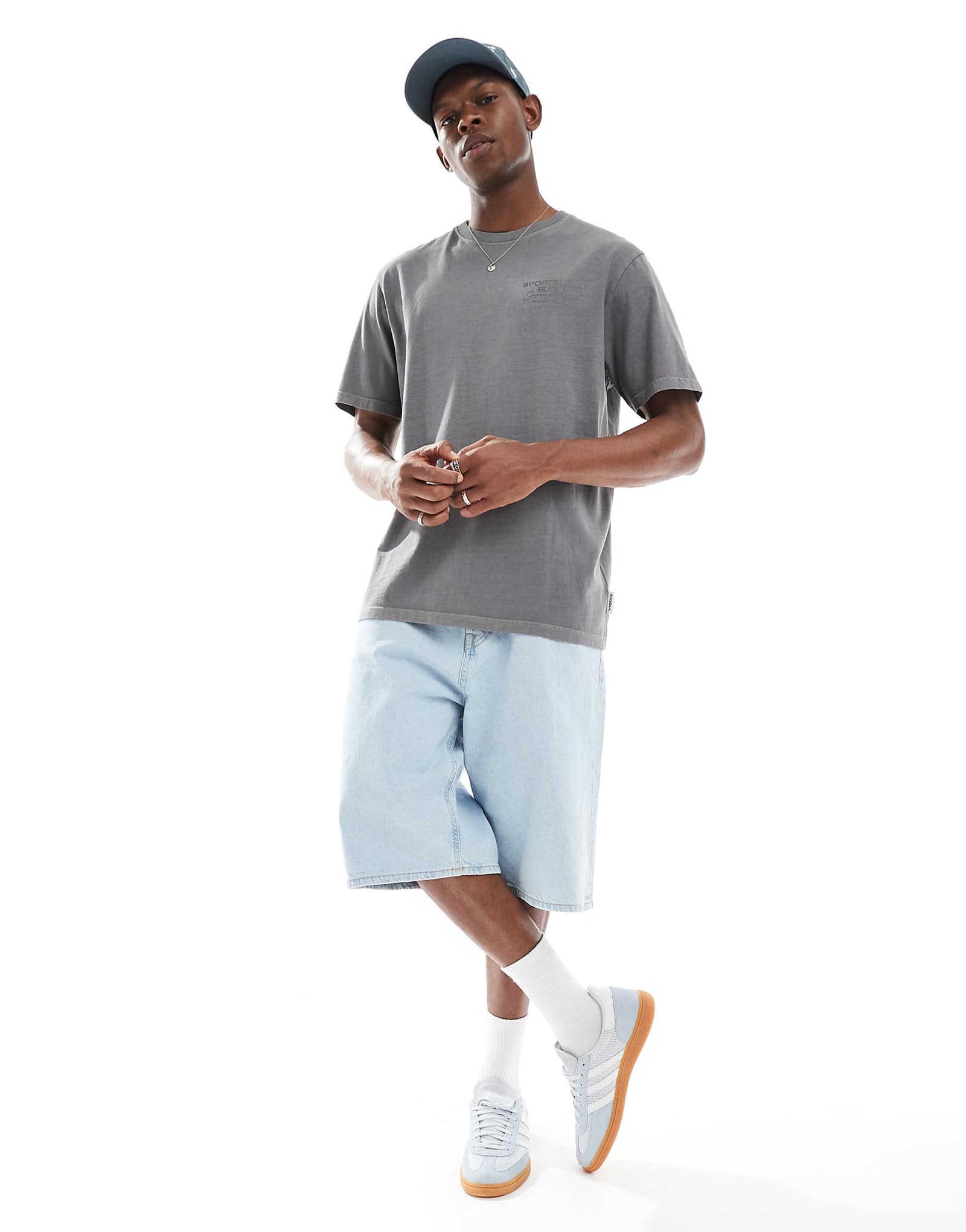 Футболка с круглым вырезом из поношенного хлопка плотностью 220 гм2 и принтом сзади темно-серого цвета 2290₽