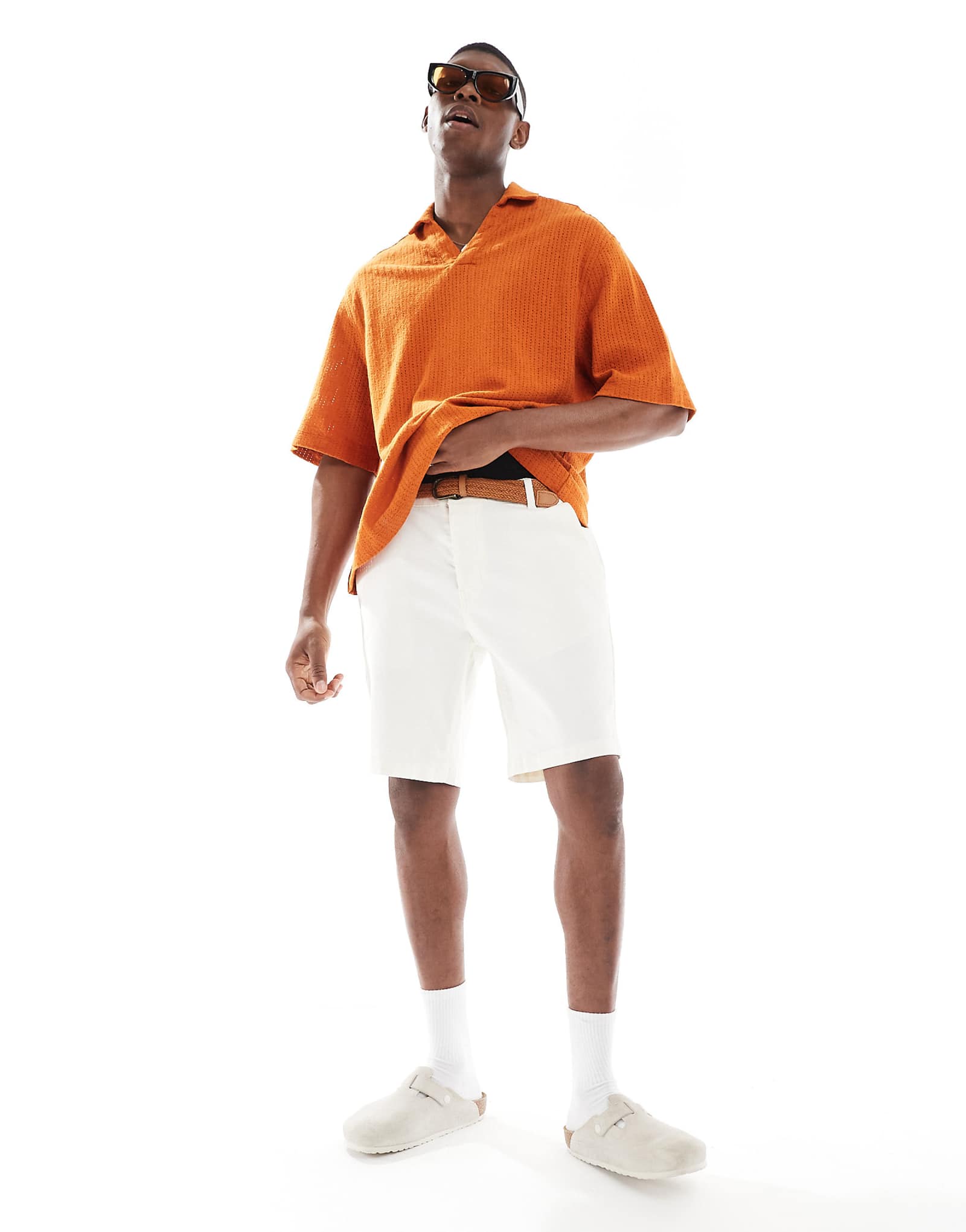 Поношенные хлопчатобумажные шорты-чино белого цвета 5390₽