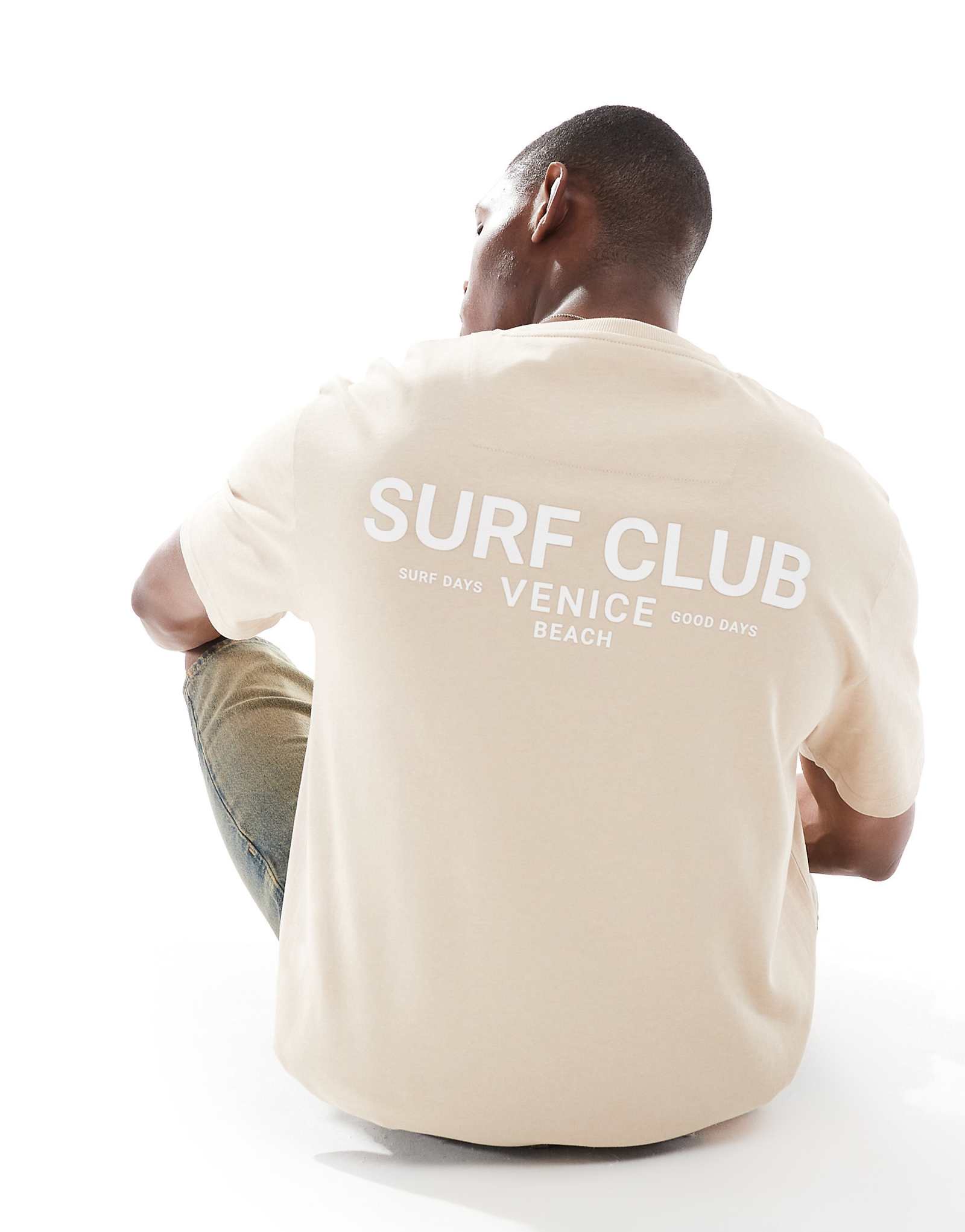 Поношенная футболка с круглым вырезом и принтом 