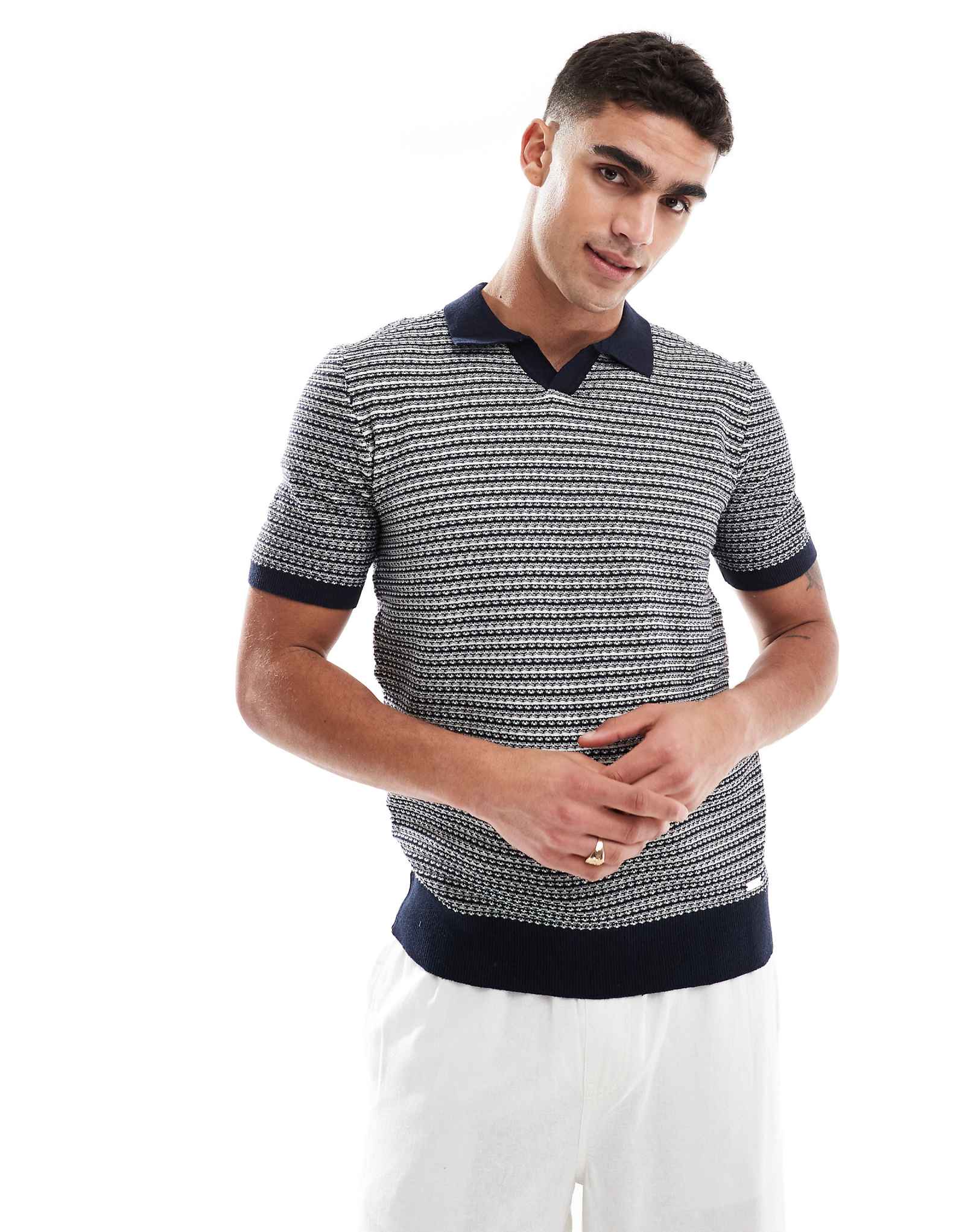 Поношенный хлопковый топ-поло из трикотажа с богатой текстурой темно-синего и бежевого цветов 6590₽