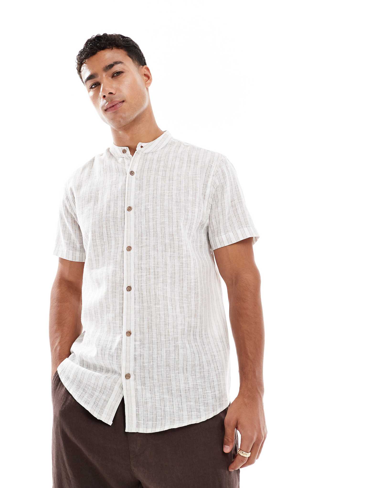 Поношенная рубашка с коротким рукавом и дедушкиным воротничком в полоску цвета слоновой кости и экрю