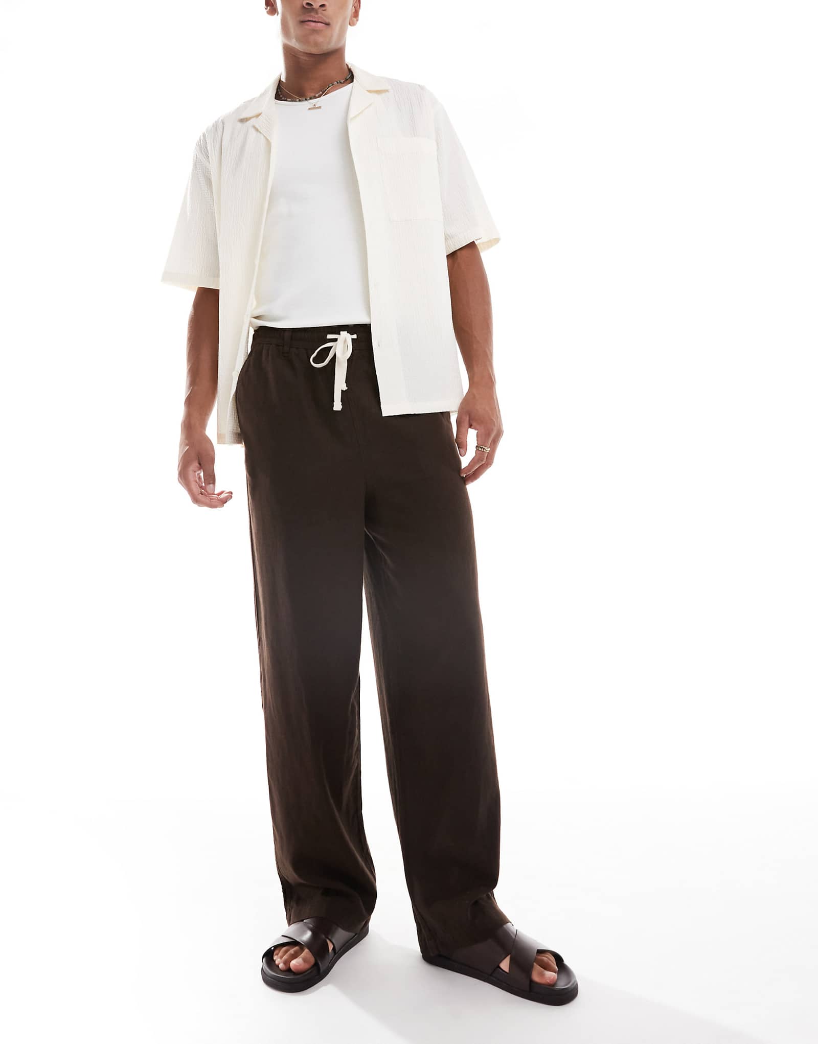 Поношенные льняные брюки коричневого цвета с контрастной завязкой на талии