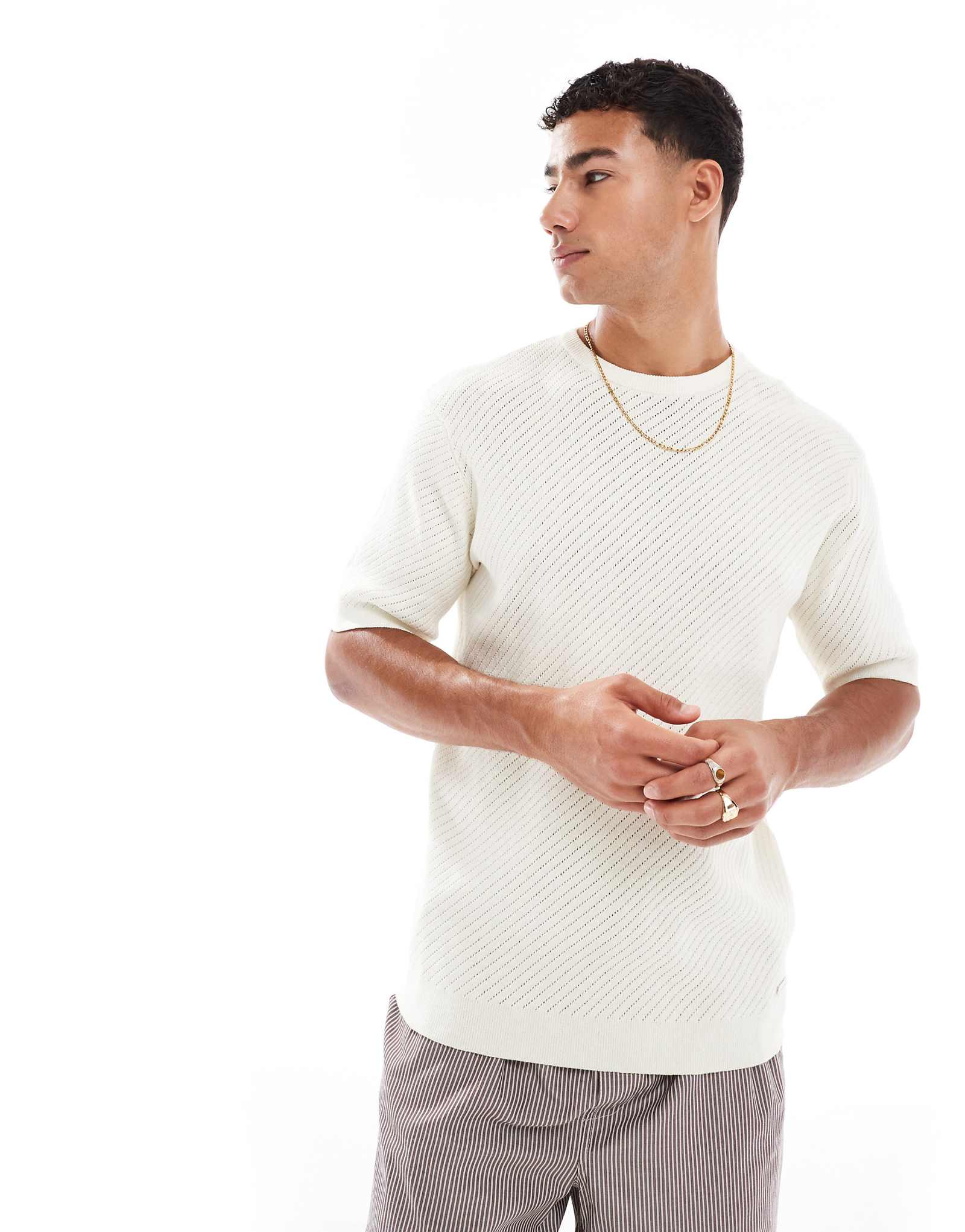 Поношенная хлопковая футболка из плотного трикотажа цвета экрю 4290₽