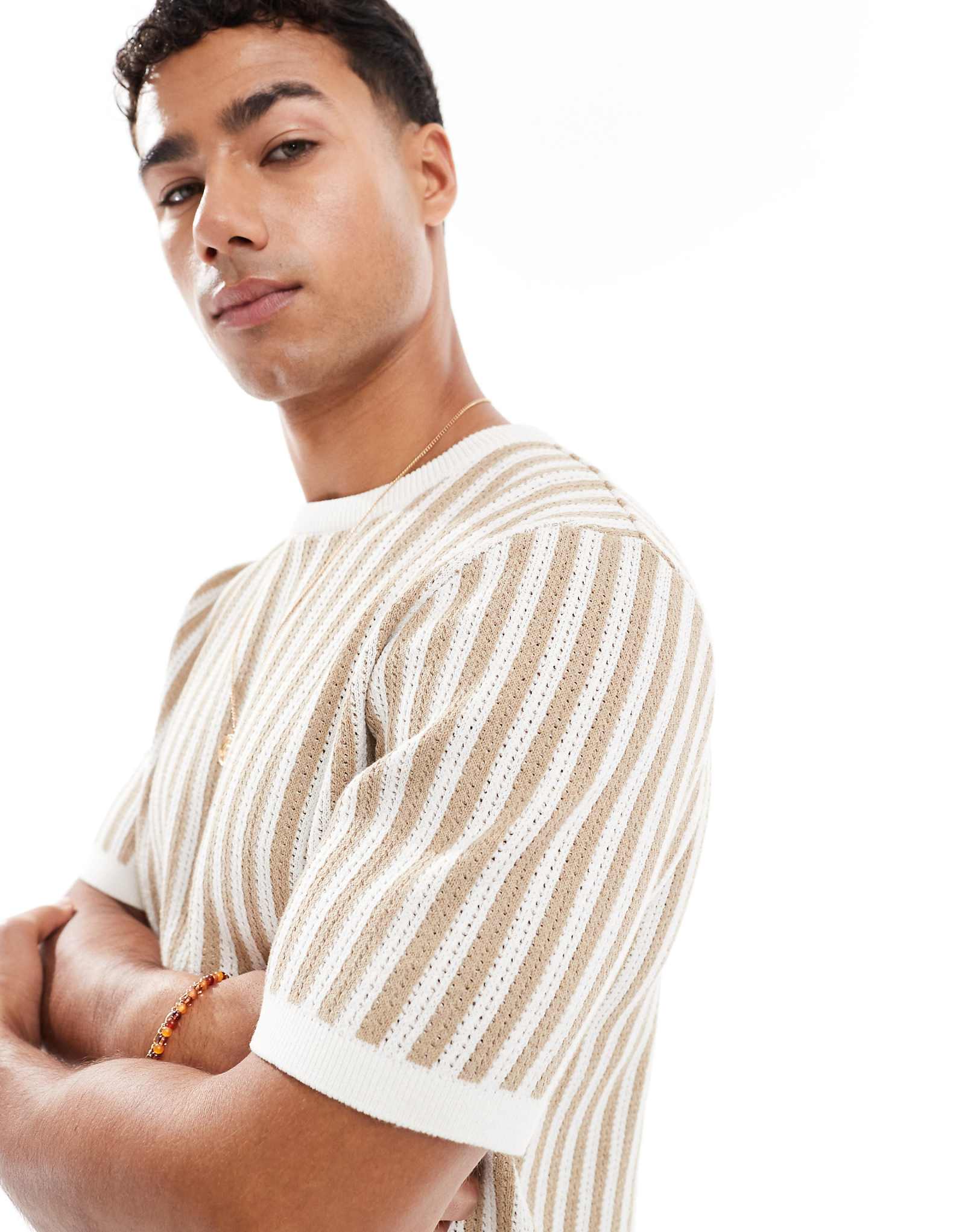 Поношенная хлопчатобумажная трикотажная футболка в полоску коричневого и экрю цветов 6290₽