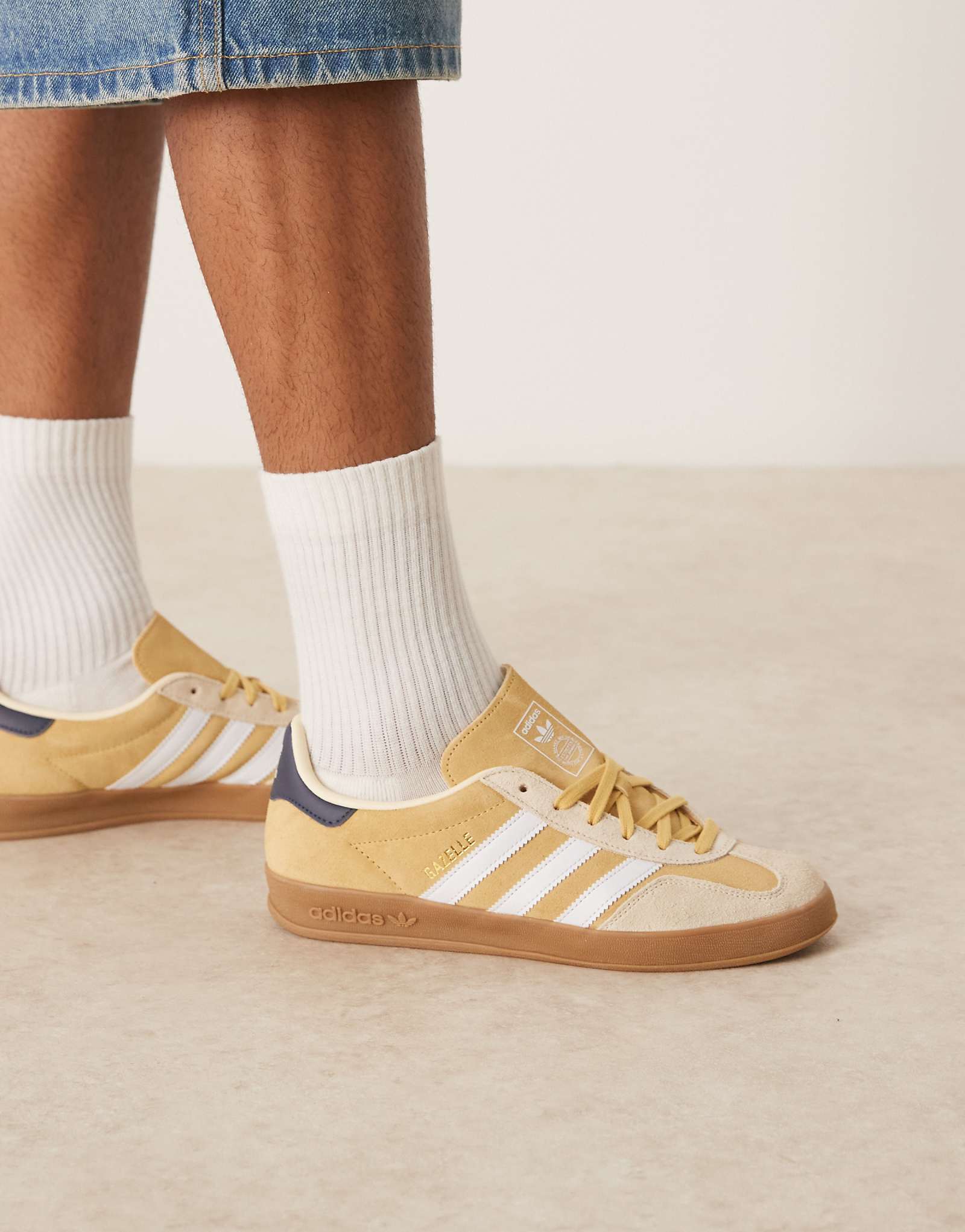 Домашние кроссовки adidas Originals Gazelle кремового цвета 24490₽