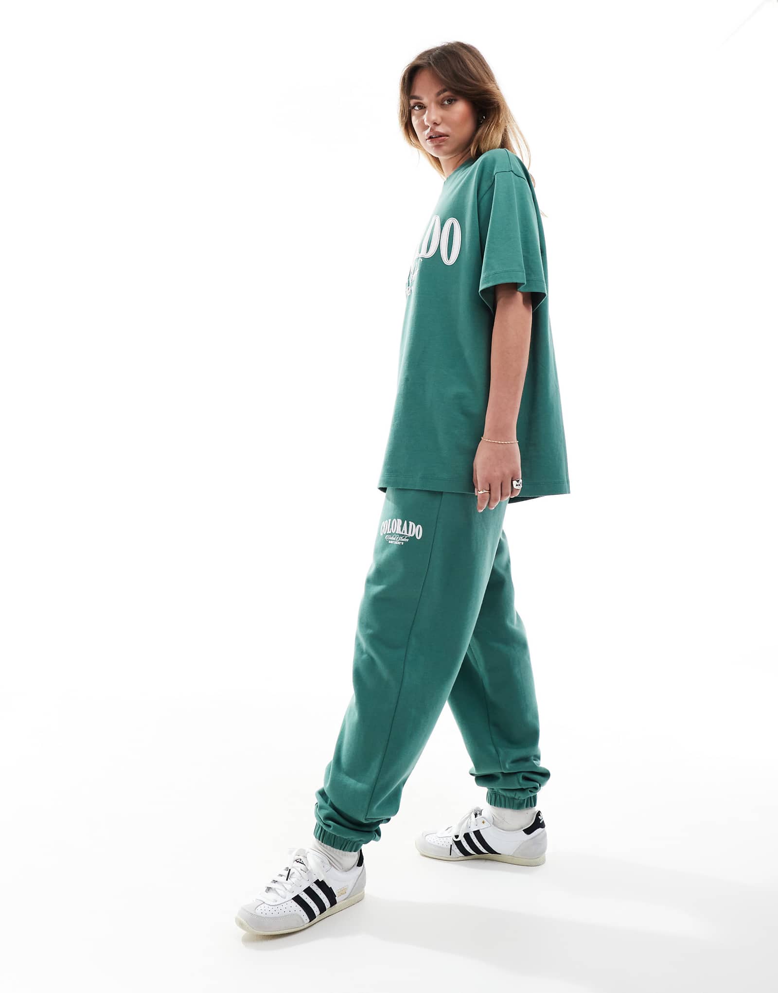 Спортивные брюки с манжетами ASOS DESIGN с колорадским графическим рисунком зеленого цвета 3290₽