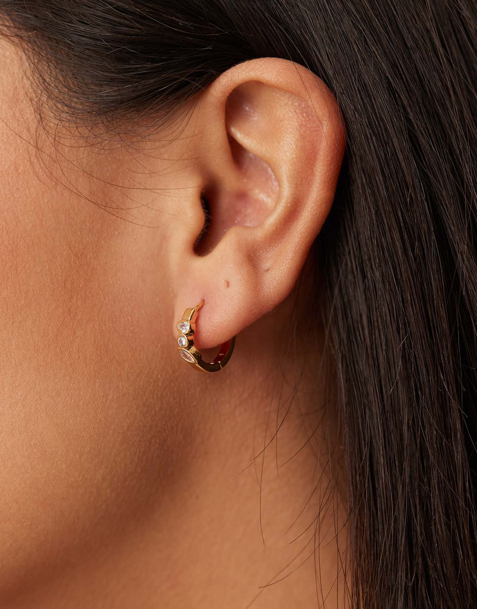 Дополните серьги Z sparkle huggie позолоченными аксессуарами 5490₽