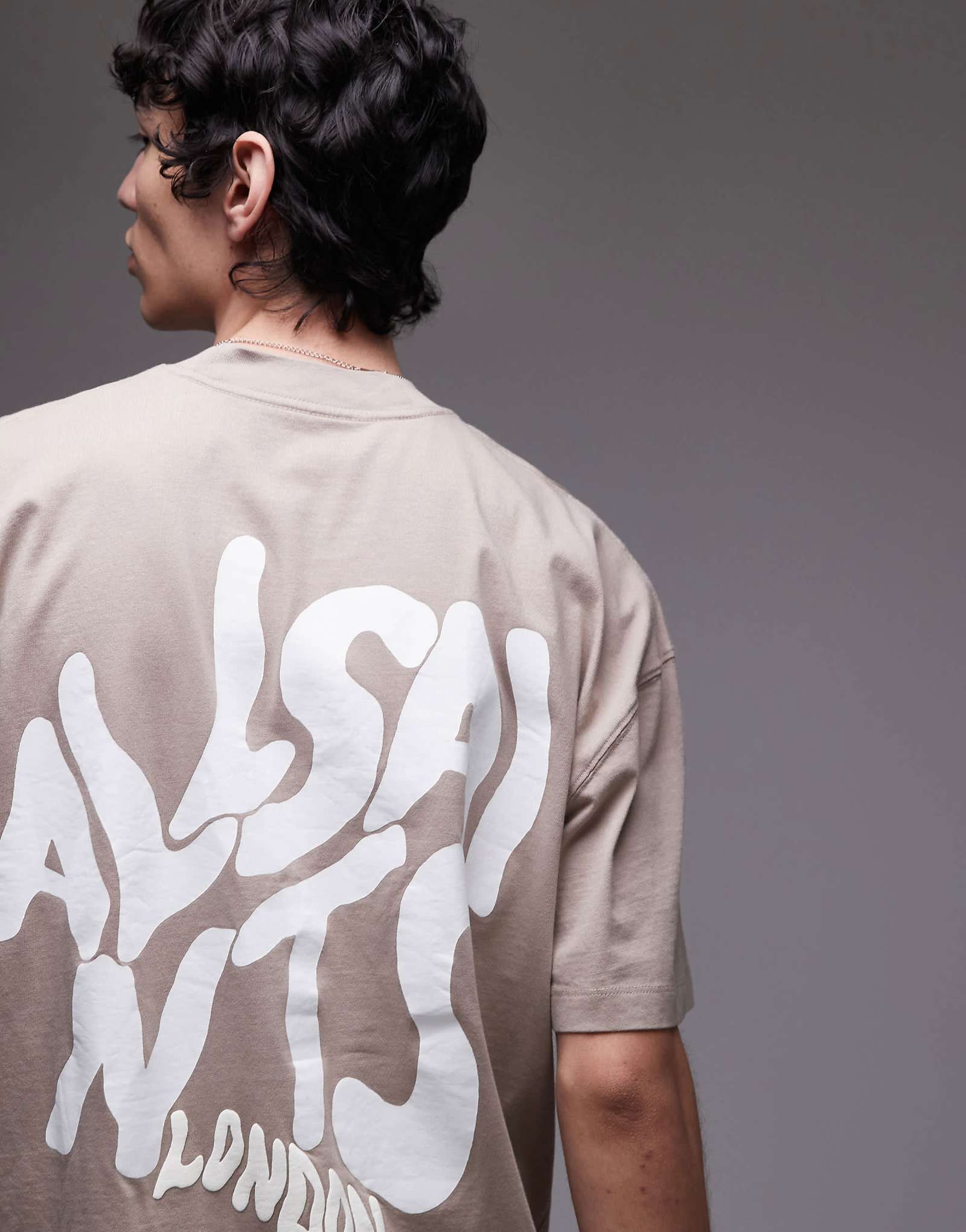 Футболка с принтом AllSaints Orlando на спине темно-серого цвета 19390₽