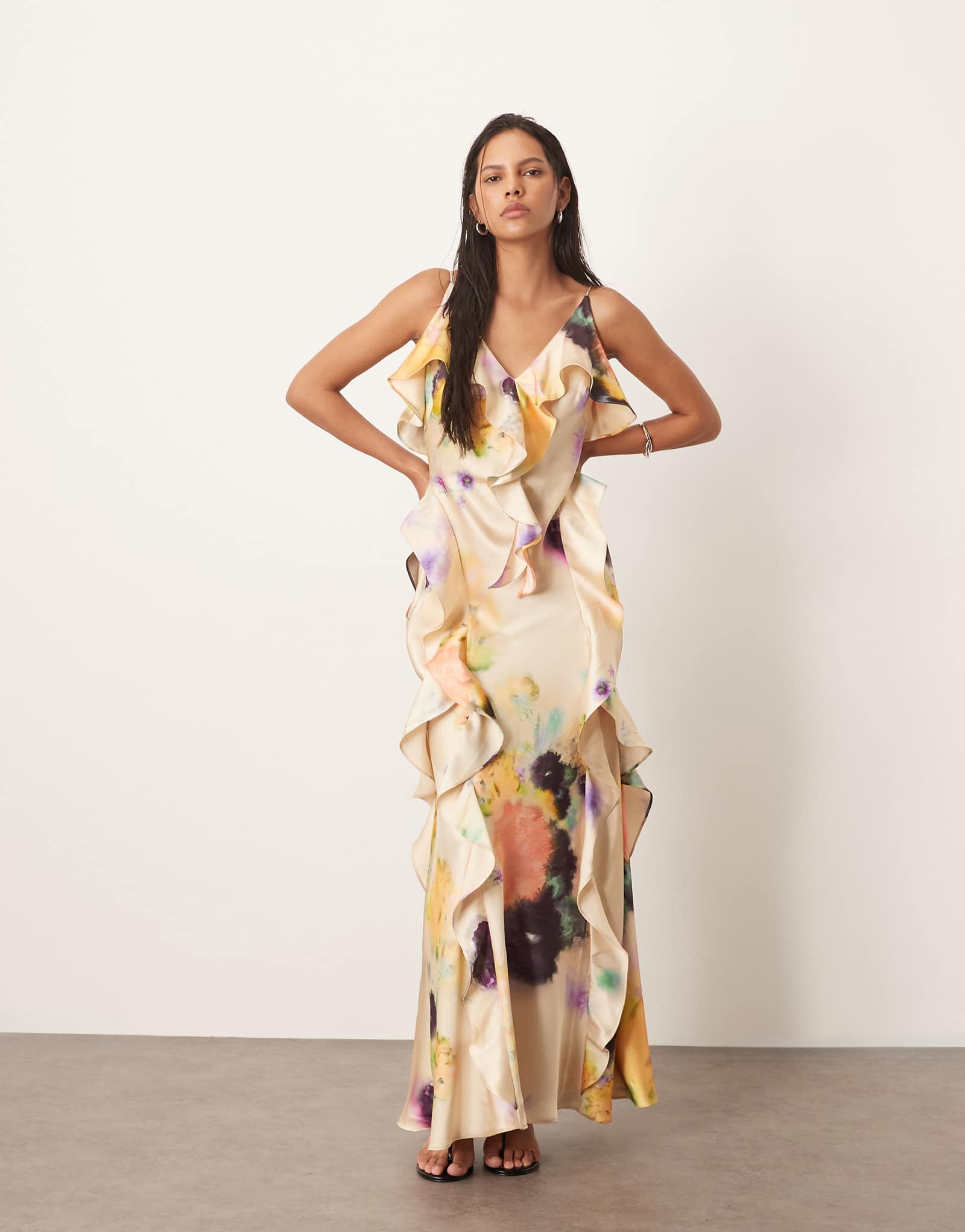 Платье-комбинация макси с рюшами и юбкой косого кроя в размытый цветочный узор 40590₽