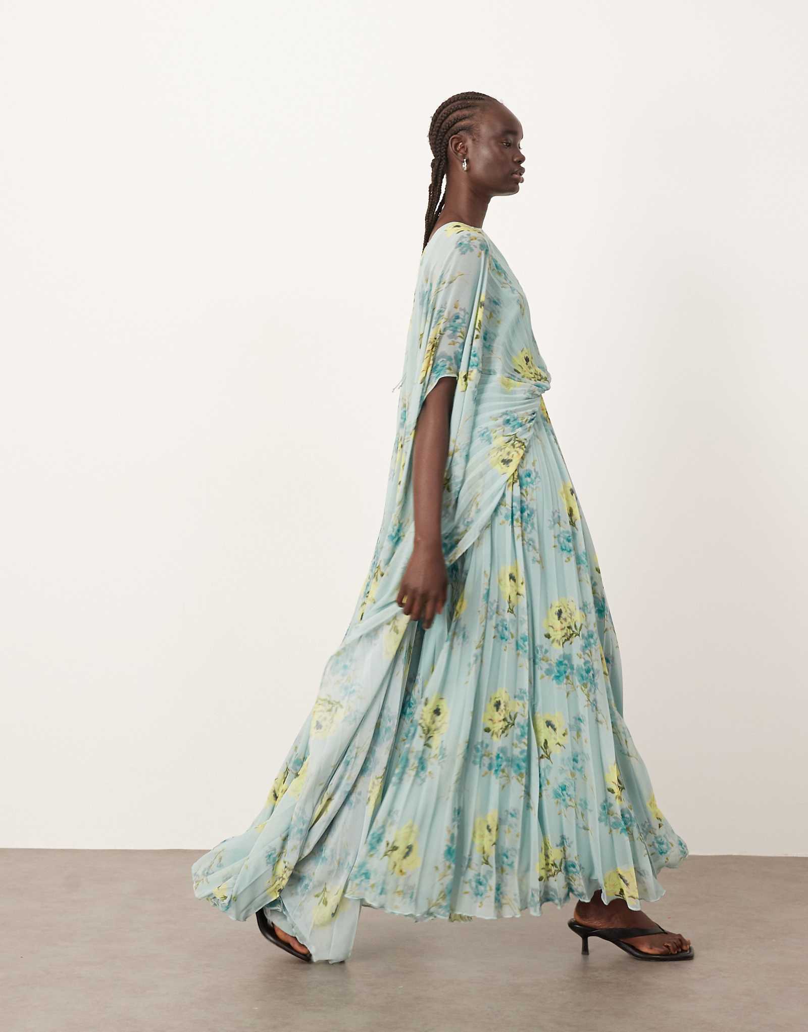 Объемное макси-платье в складку из шифона с широкими рукавами синего цвета в цветочек 52890₽