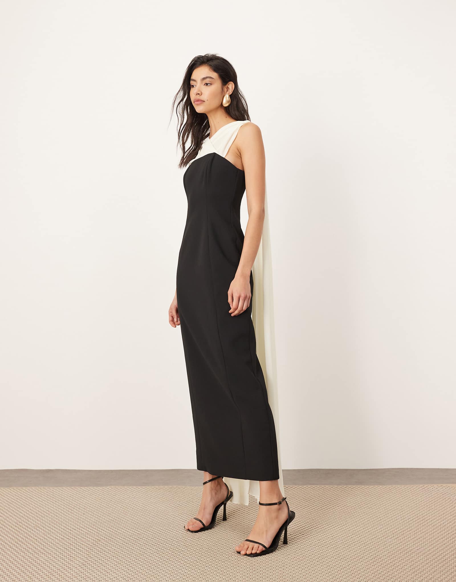 ОДЕНЬТЕ структурированное макси-платье с шифоновой драпировкой в монохромном стиле 40590₽