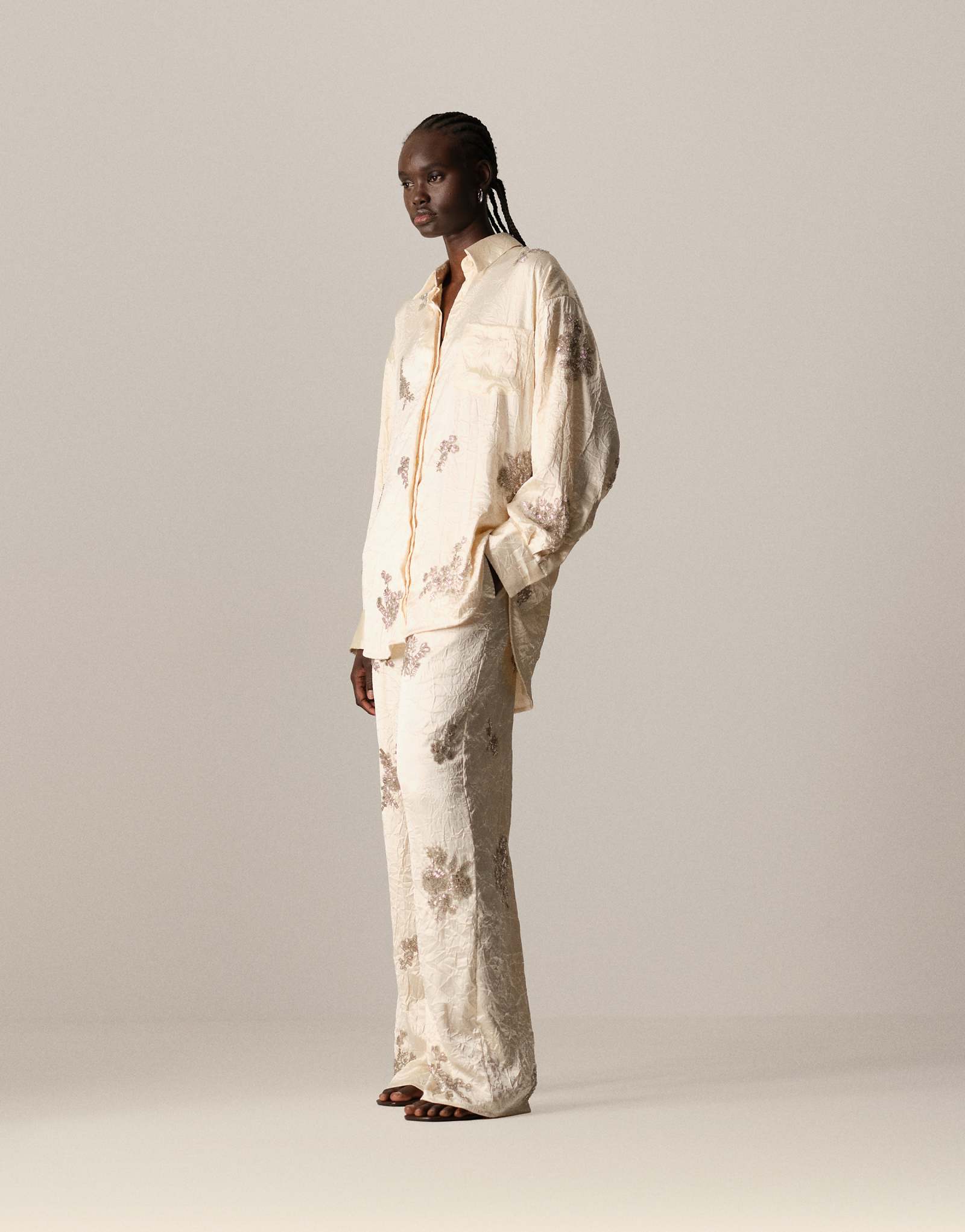 Кремовые брюки из гофрированного атласа с цветочным орнаментом - часть комплекта