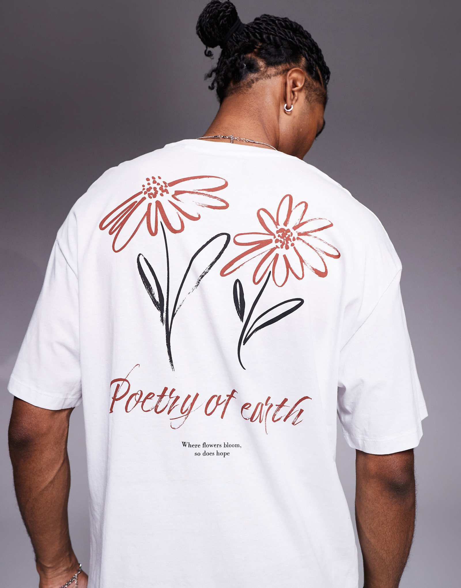 Белая футболка оверсайз от ADPT с цветочным принтом сзади 4490₽