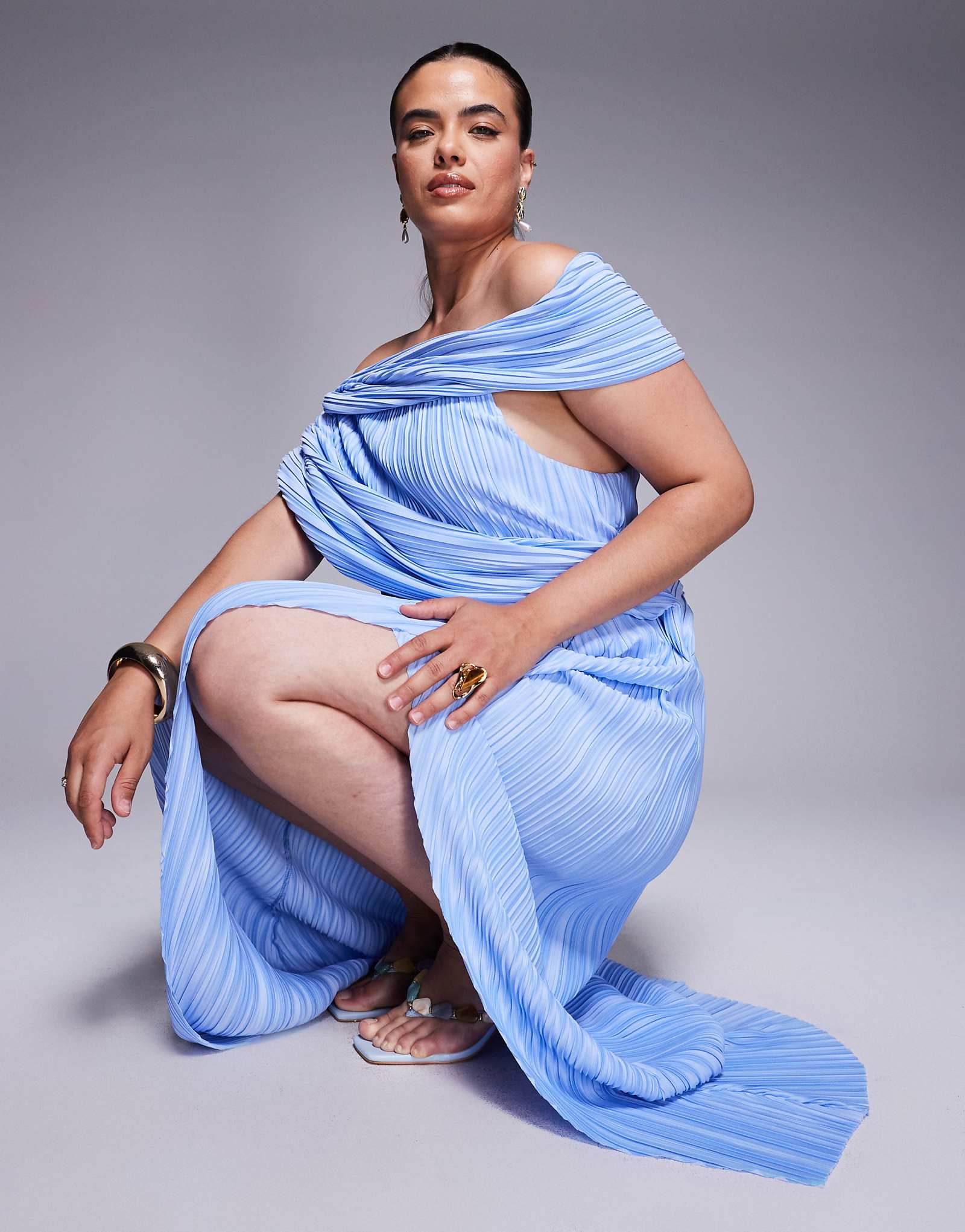 Платье миди ASOS DESIGN Curve plisse с драпировкой на плечах и юбкой-запахом пастельно-голубого цвета 8190₽