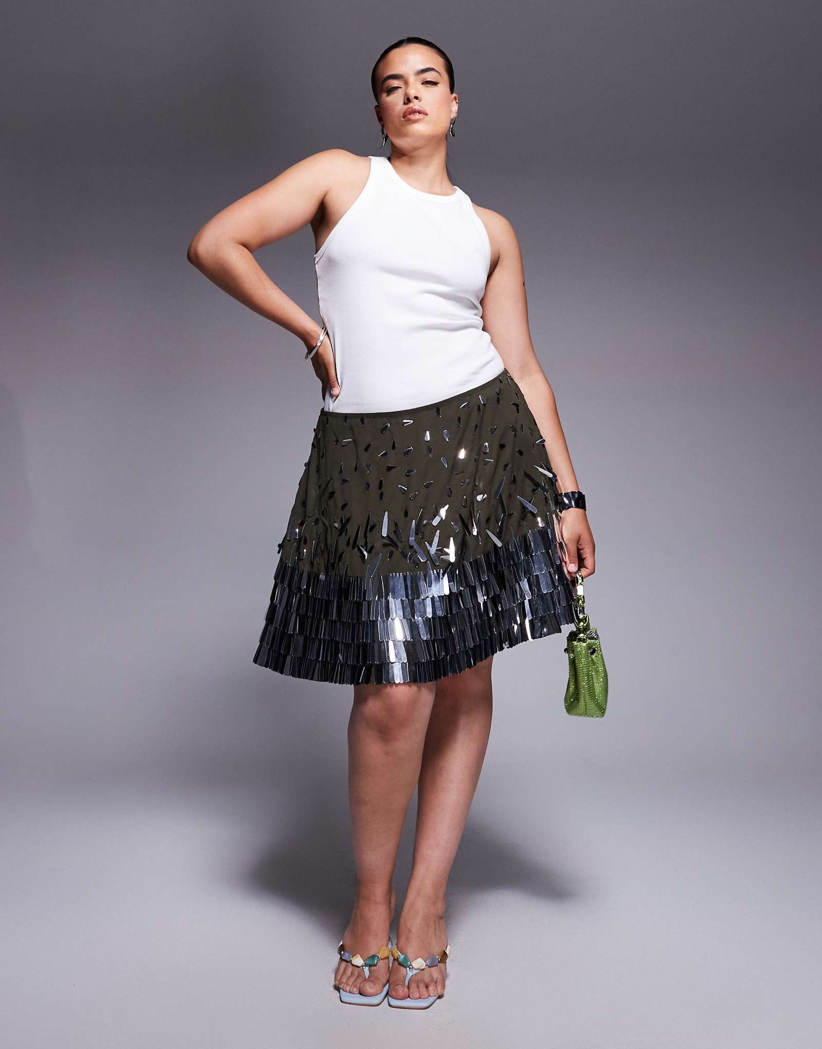 Мини-юбка ASOS DESIGN Curve с блестками в виде капелек зеленого цвета 17390₽