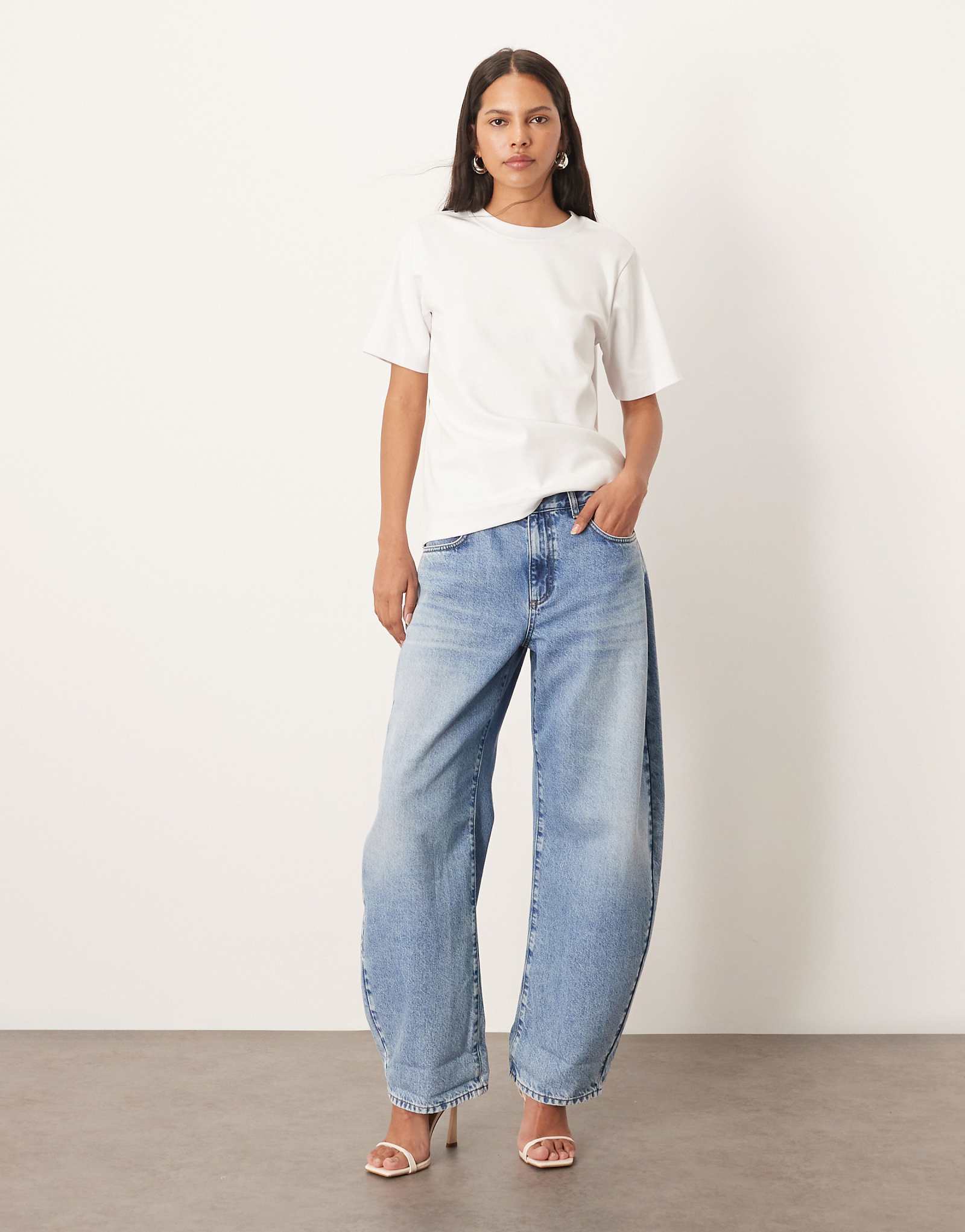 СЛЕГКА постирайте джинсы Tova с зауженными к низу штанинами и манжетами