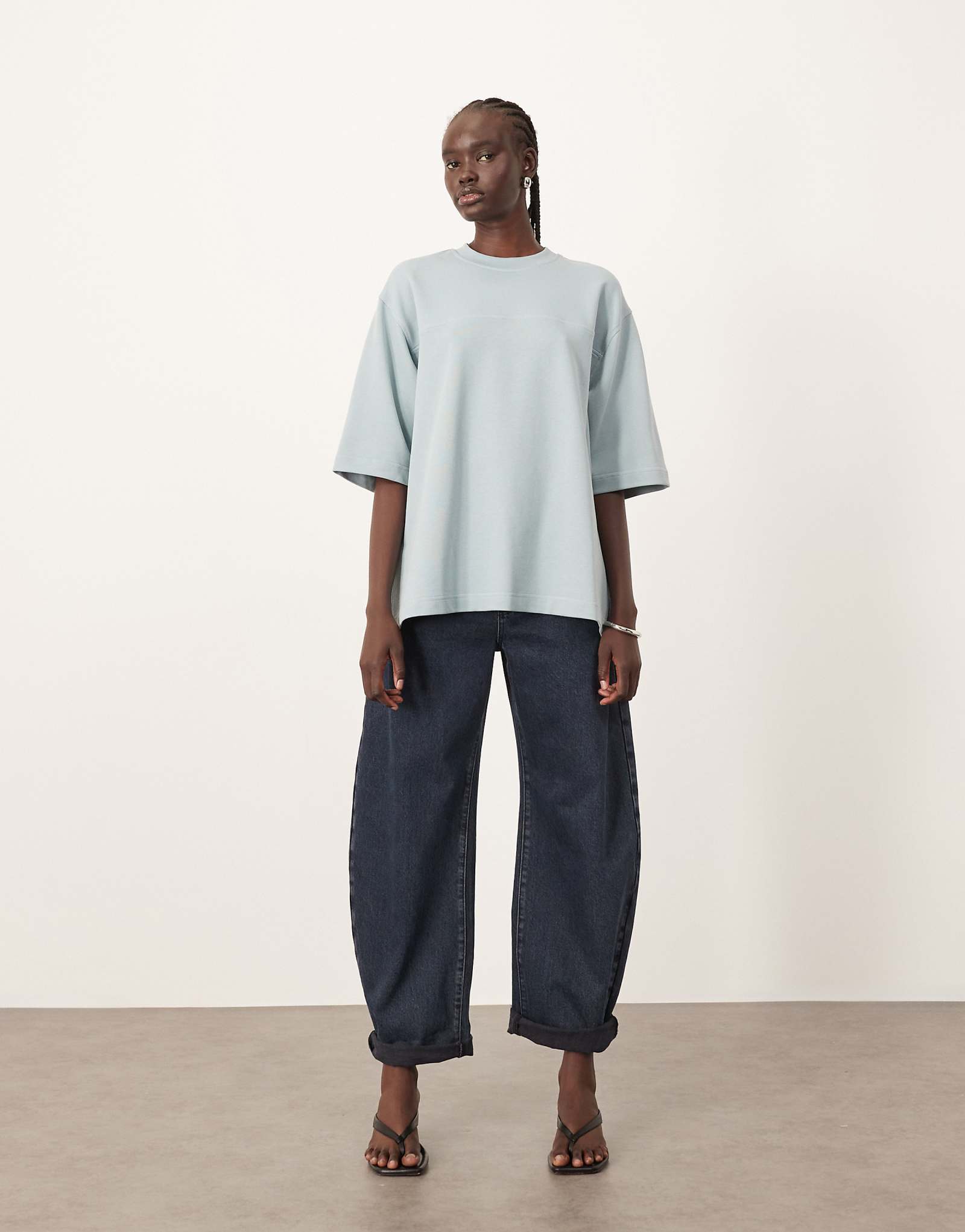 Джинсы ARRANGE Tova с зауженными к низу закругленными штанинами и манжетами сине черного цвета 17390₽