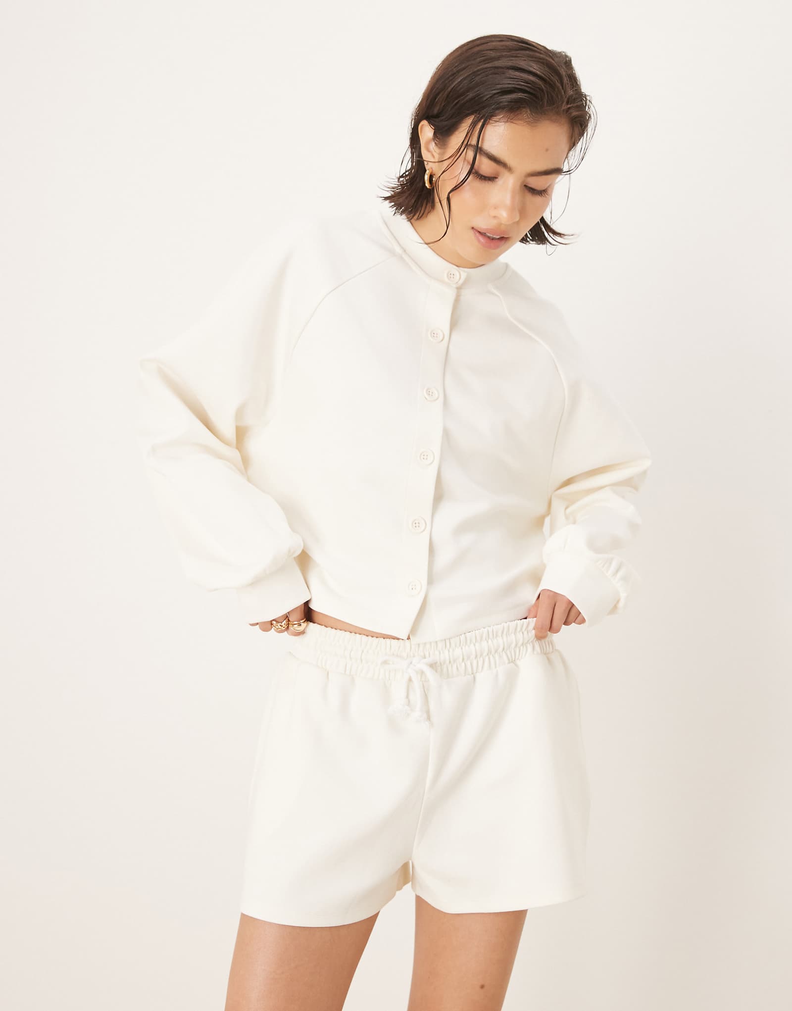 ДИЗАЙНЕРСКИЕ шорты-интерлок кремового цвета от ASOS - часть комплекта 5090₽