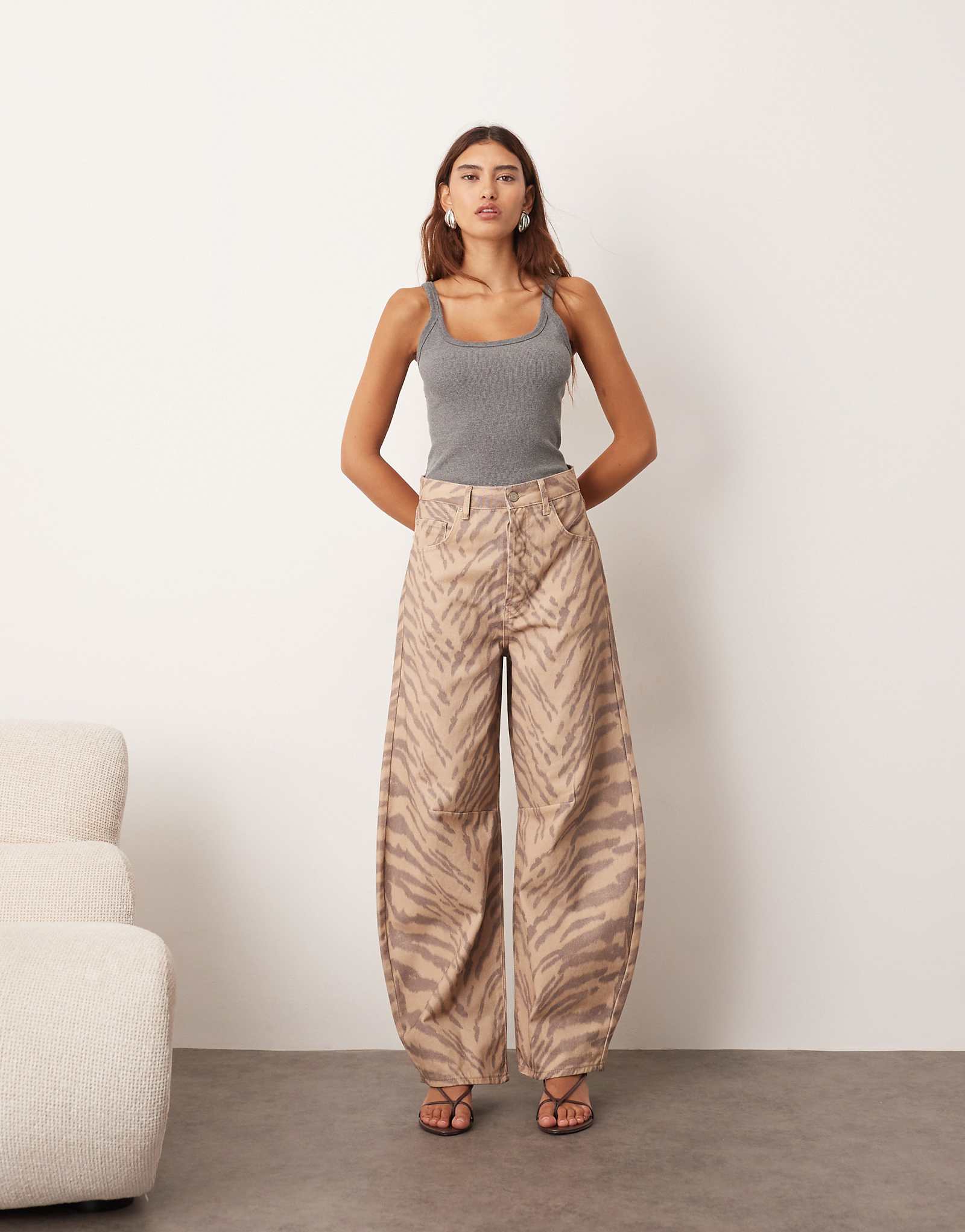 НАДЕНЬТЕ джинсы-бочонки Sydney denim с натуральным тигровым принтом 18390₽