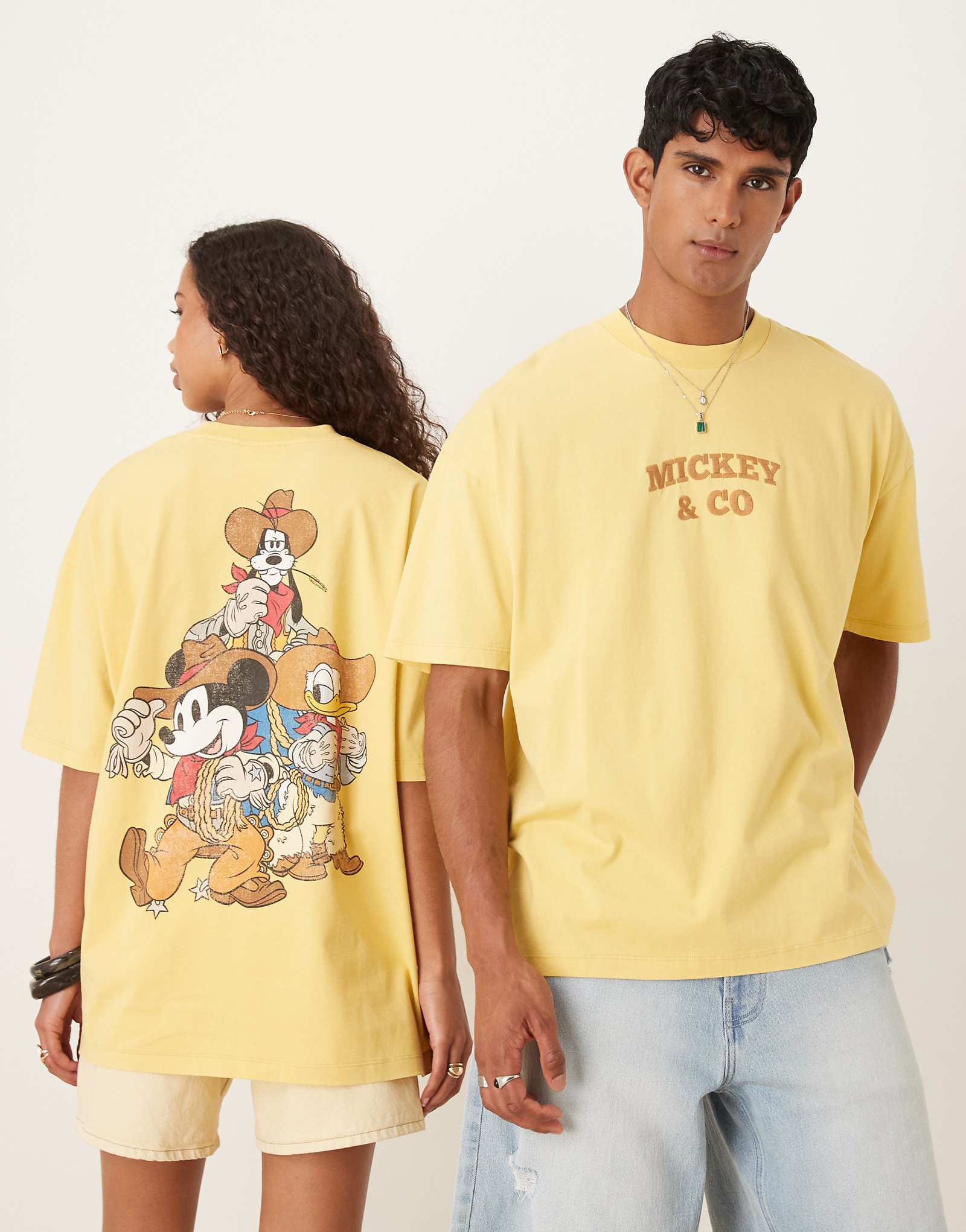 Футболка оверсайз унисекс от ASOS DESIGN Disney с принтом Микки Мауса и его друзей в западном стиле окрашенная в стираный желтый цвет 7990₽