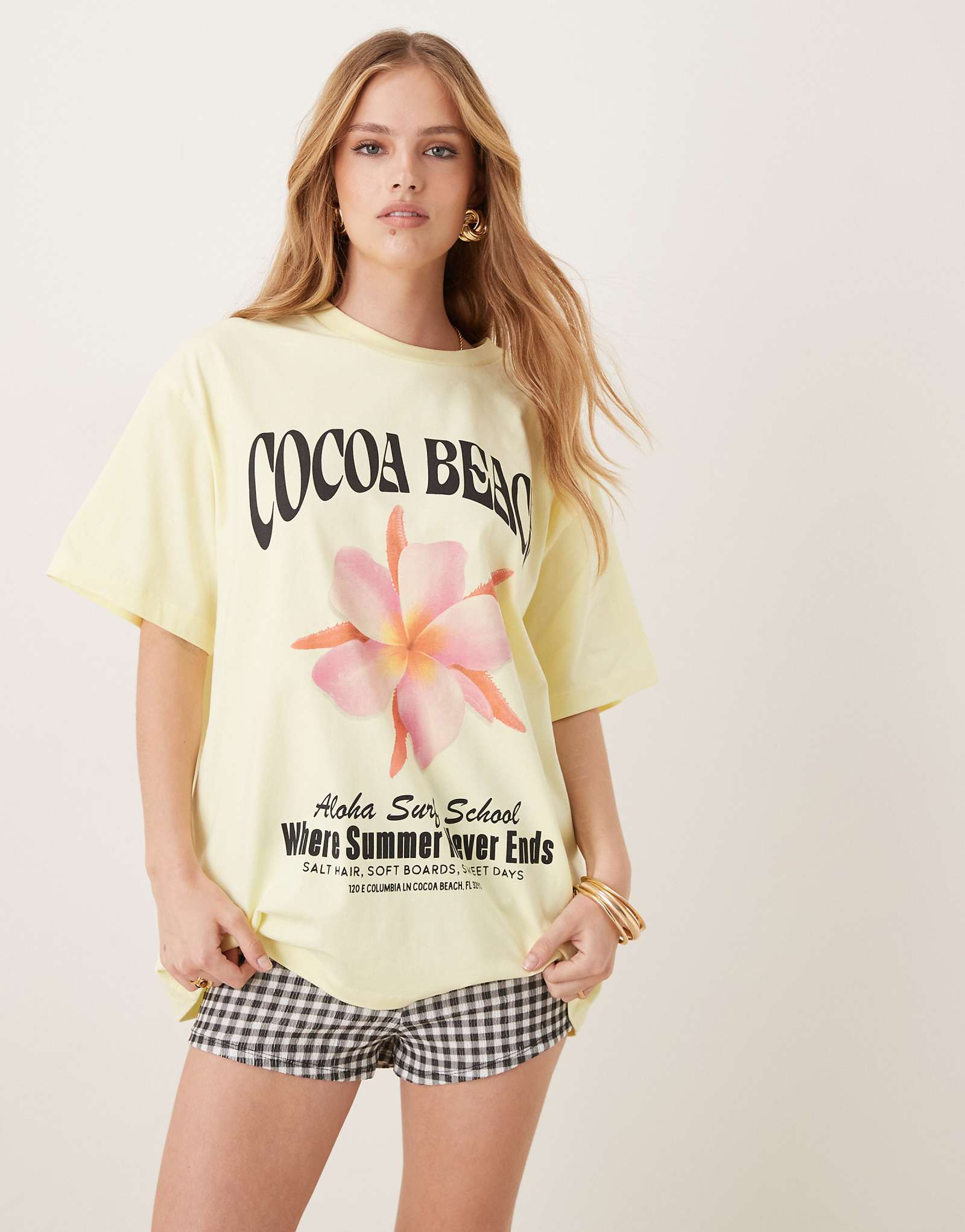 ДИЗАЙНЕРСКАЯ футболка оверсайз от ASOS с изображением пляжа какао желтого цвета 5090₽