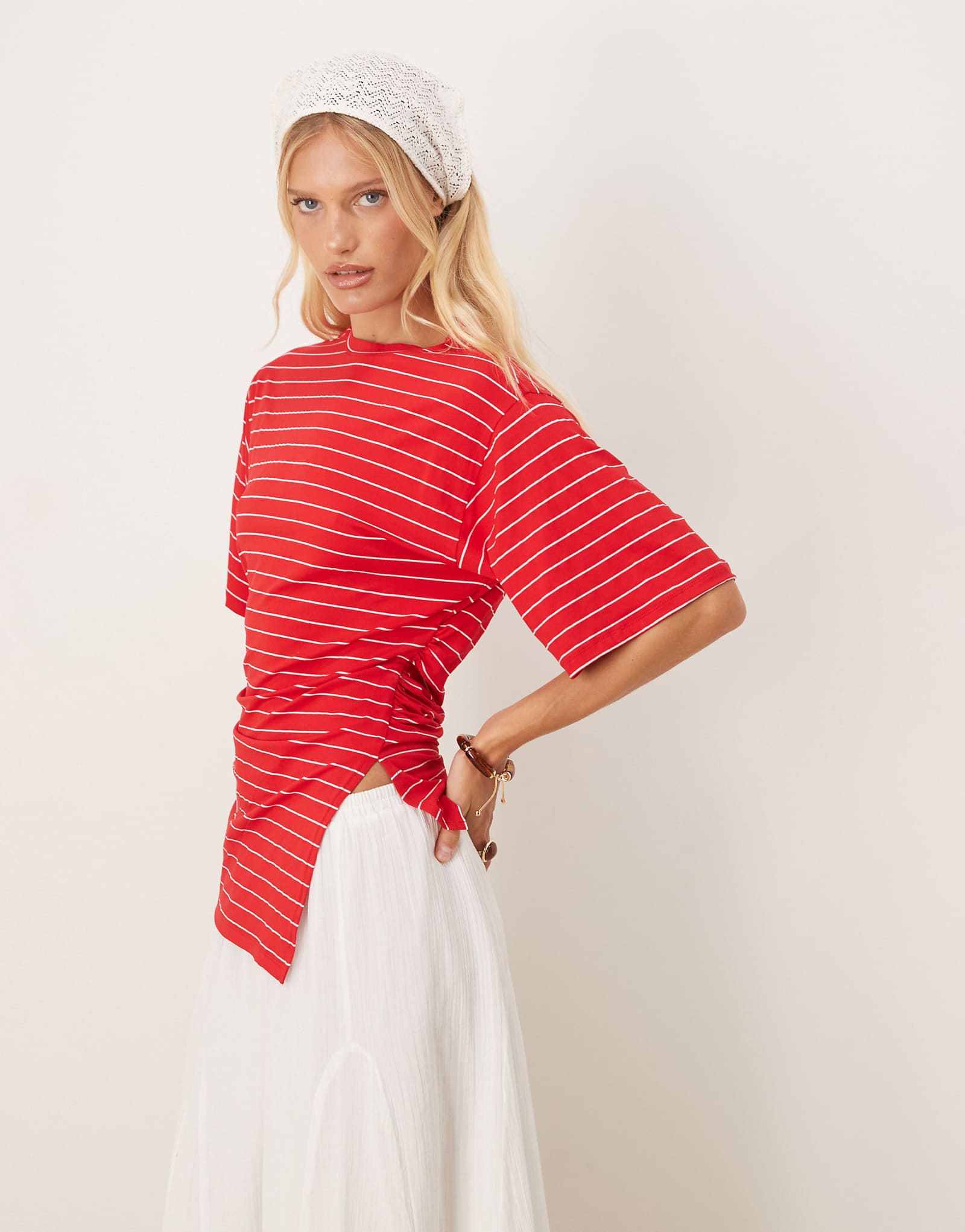 Футболка ASOS DESIGN в полоску с асимметричной застежкой по бокам красного цвета 6090₽