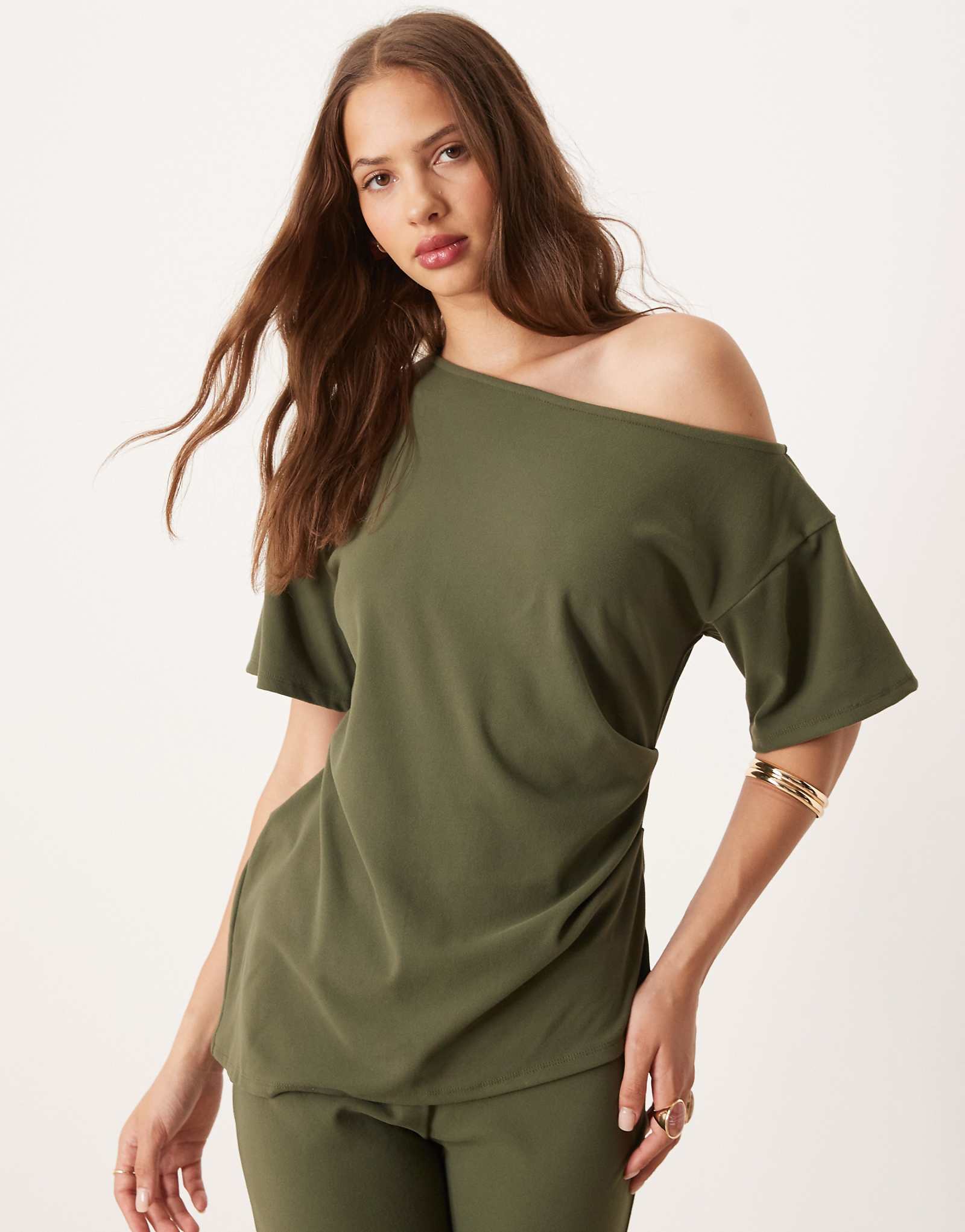 Дизайнерская футболка ASOS с открытыми плечами в тонкую полоску цвета хаки - часть комплекта 7090₽