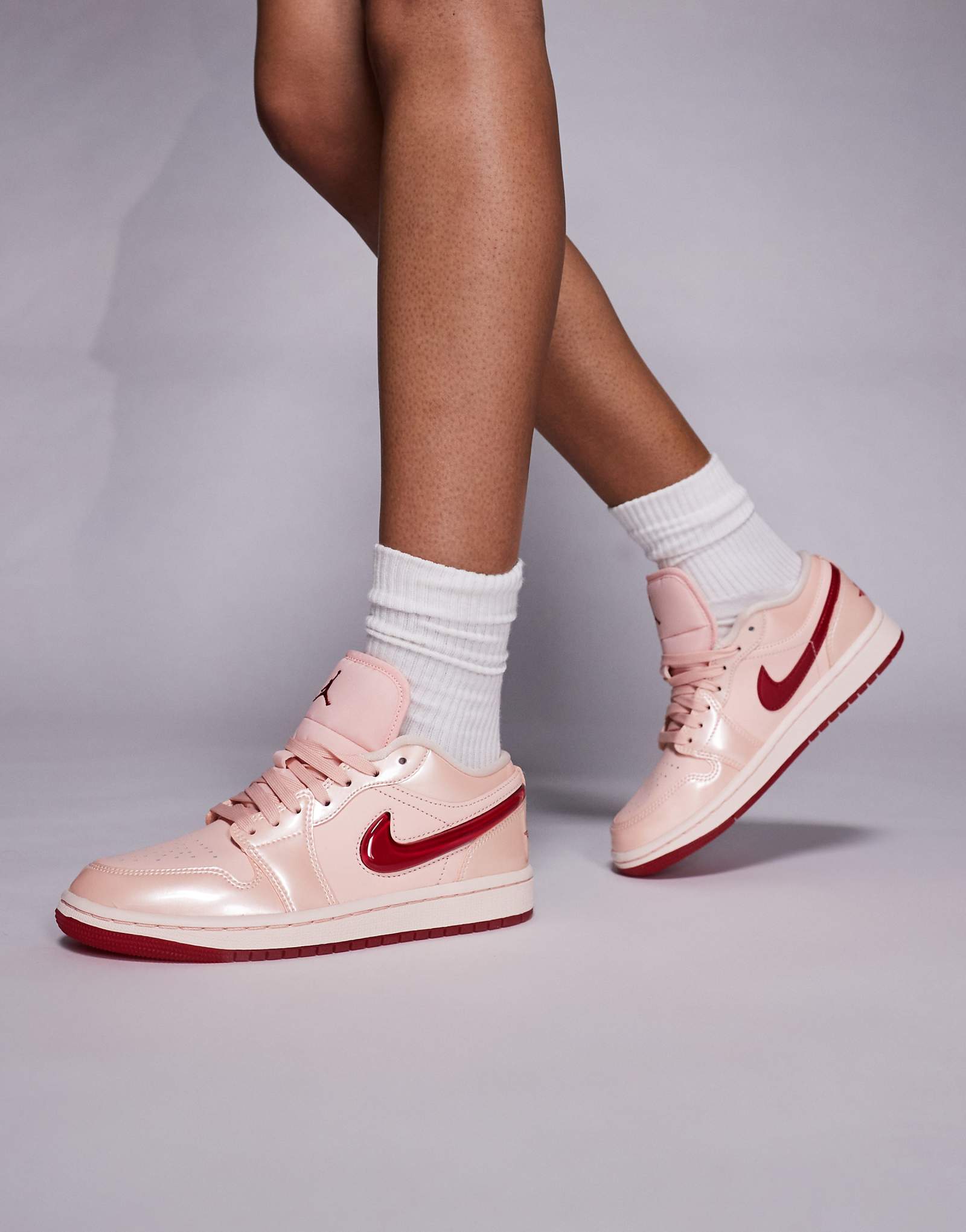 Низкие кроссовки Nike Air Jordan 1 светло-оранжевого и розового цветов 20790₽