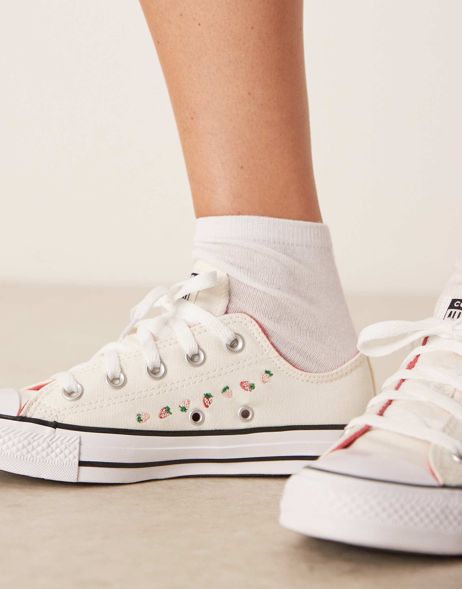 Кроссовки Converse Chuck Taylor All Star белого цвета с клубничной отделкой 10190₽