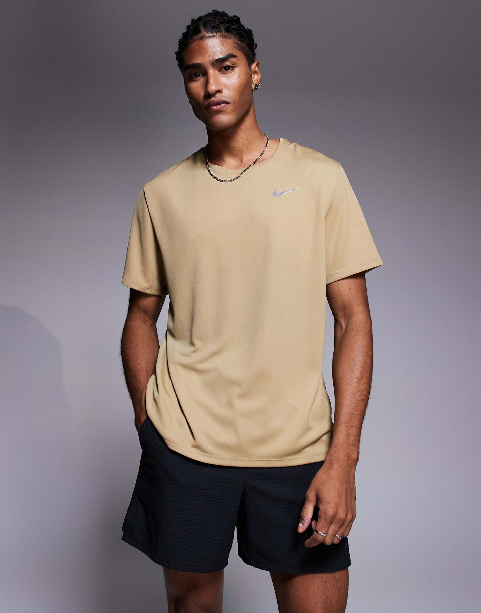 Футболка Nike Running Miler Dri-FIT бежевого цвета 7090₽