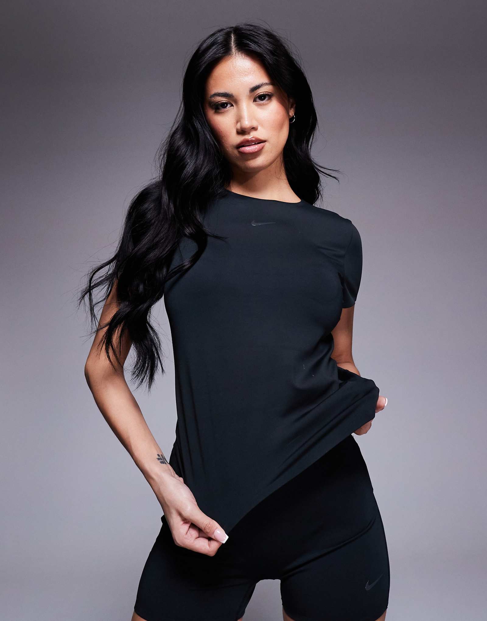 Бесшовная приталенная футболка Nike Training Form черного цвета