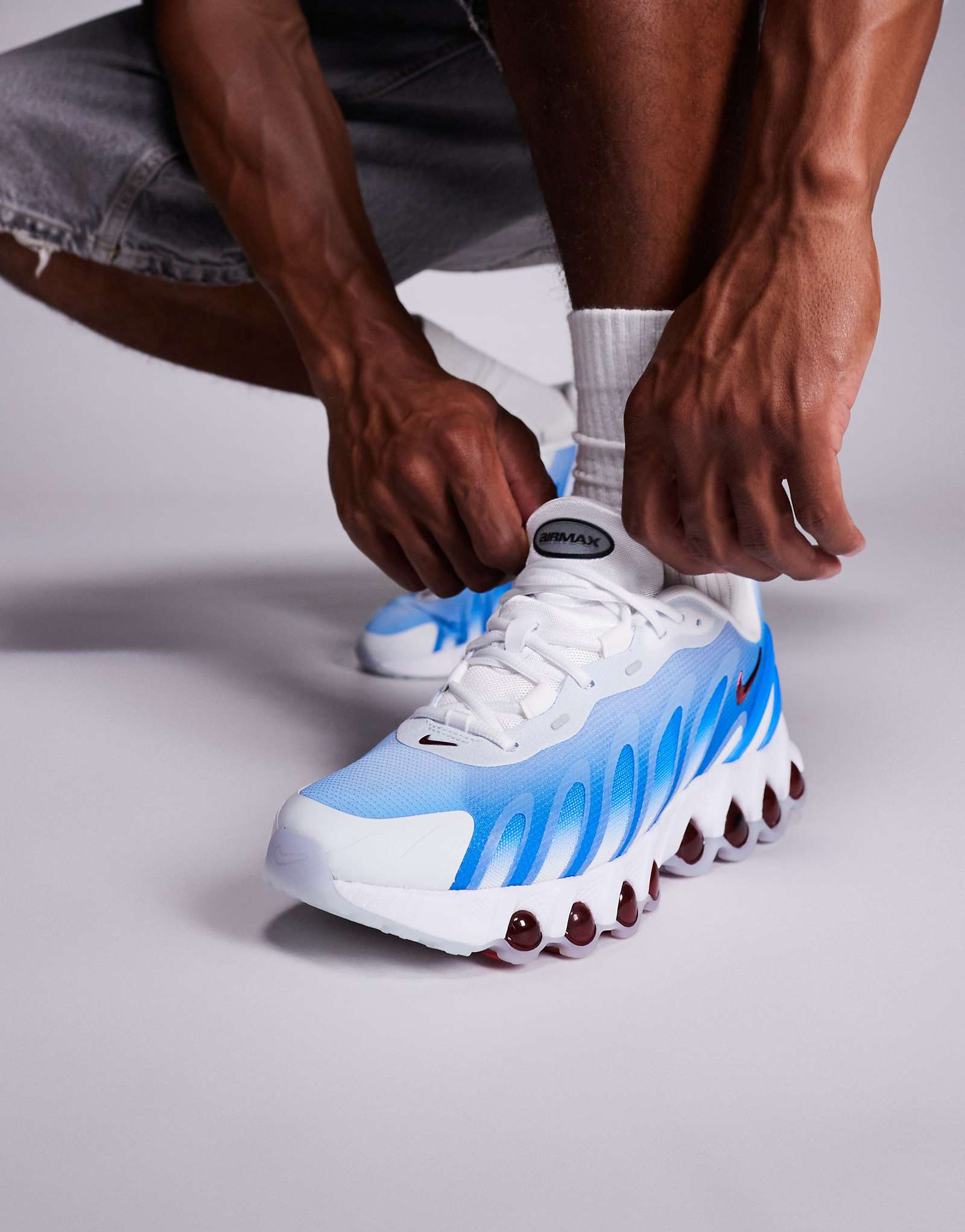 Кроссовки Nike Air Max DN8 белого и синего цветов 40790₽