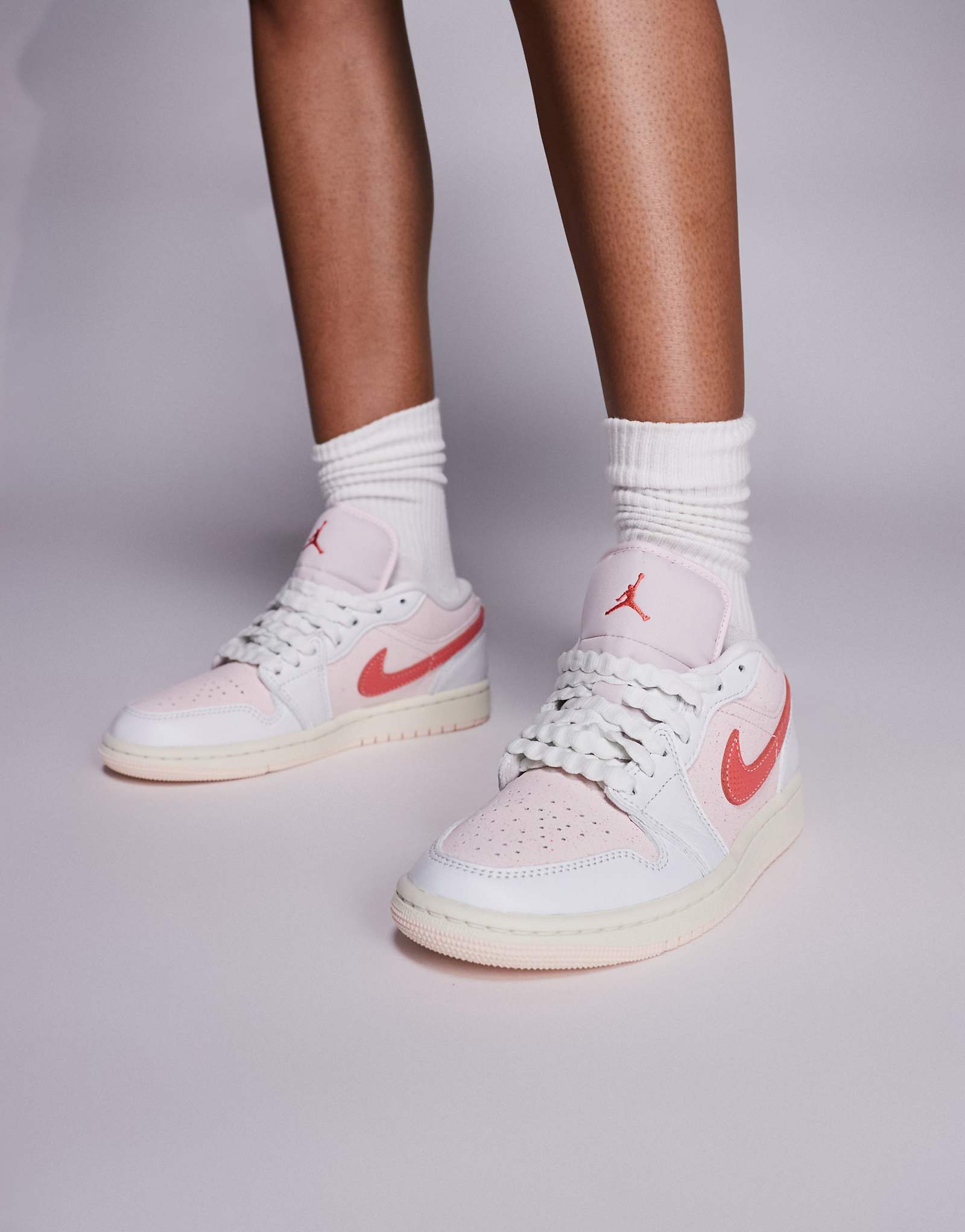 Кроссовки Nike Air Jordan 1 Low SE белого и розового цветов