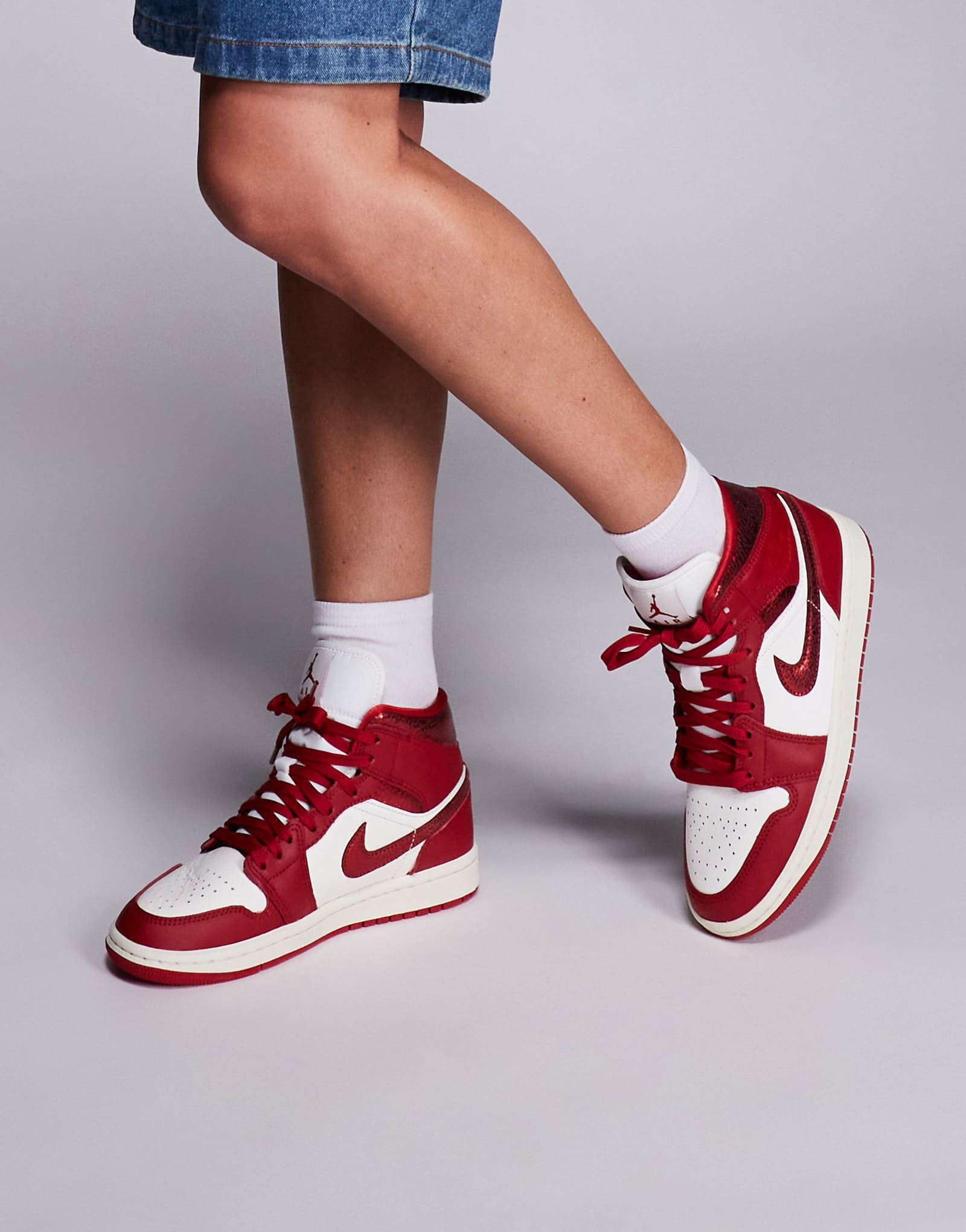 Кроссовки Nike Air Jordan 1 Mid белого и красного цветов